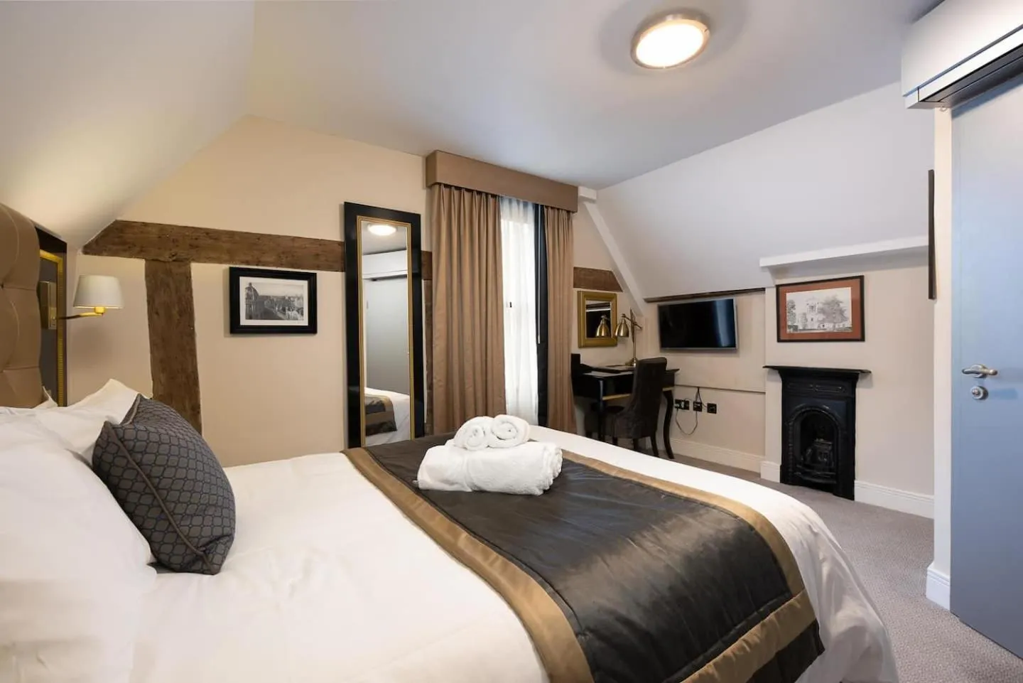 Bed in Museum Residence Oxford