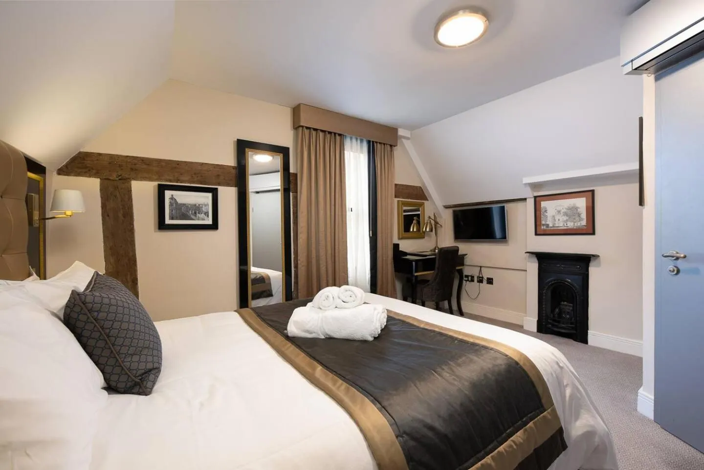 Bed in Museum Residence Oxford