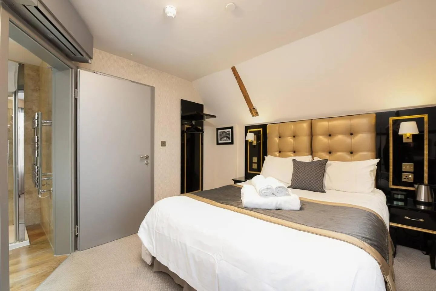 Bed in Museum Residence Oxford