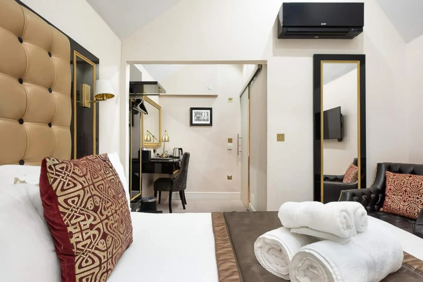 Bed in Museum Residence Oxford