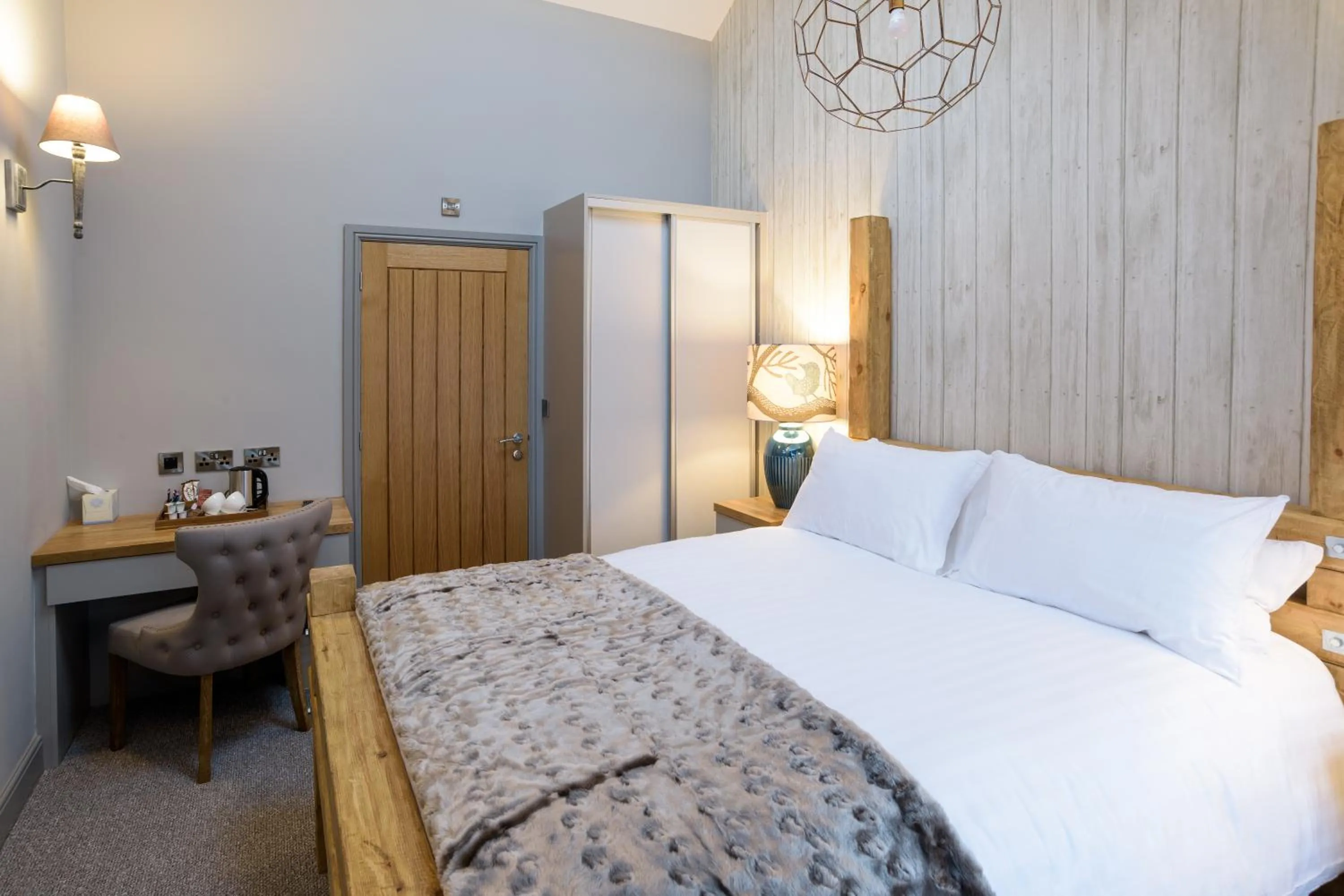 Bedroom in The Wheatsheaf Inn