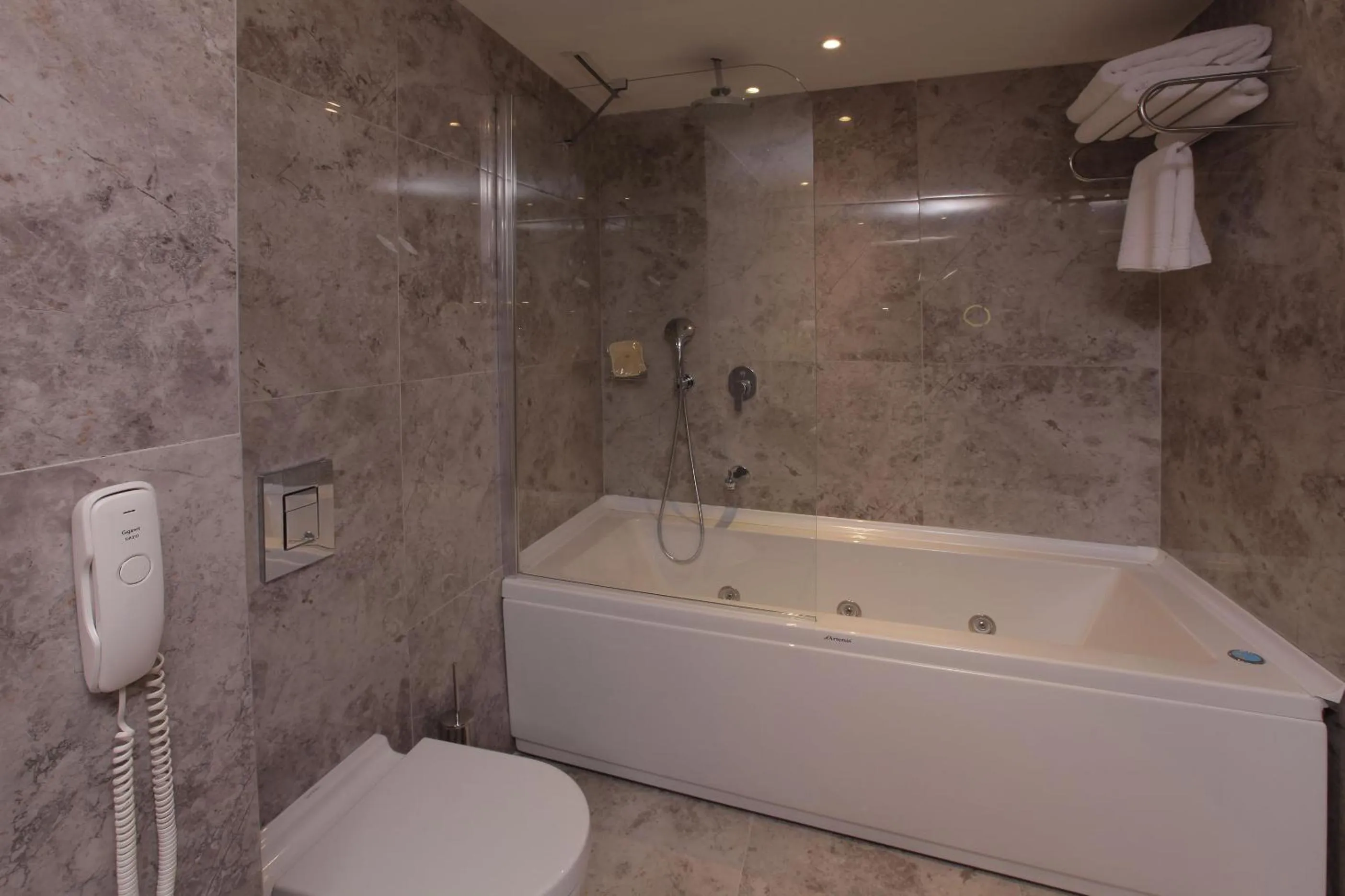 Shower in Bricks Hotel İstanbul