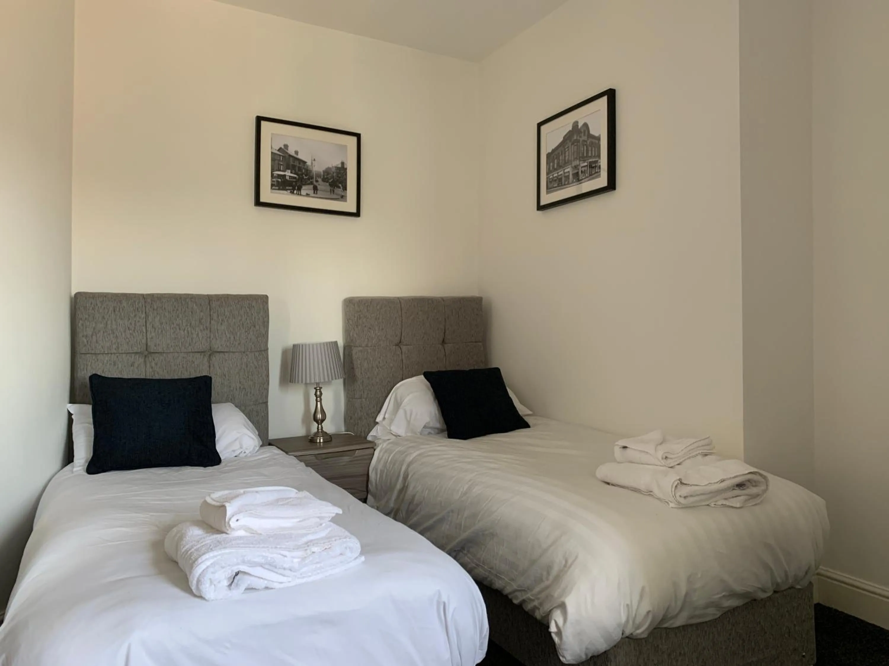 Bedroom, Bed in Market Place Serviced Apartments, Leek
