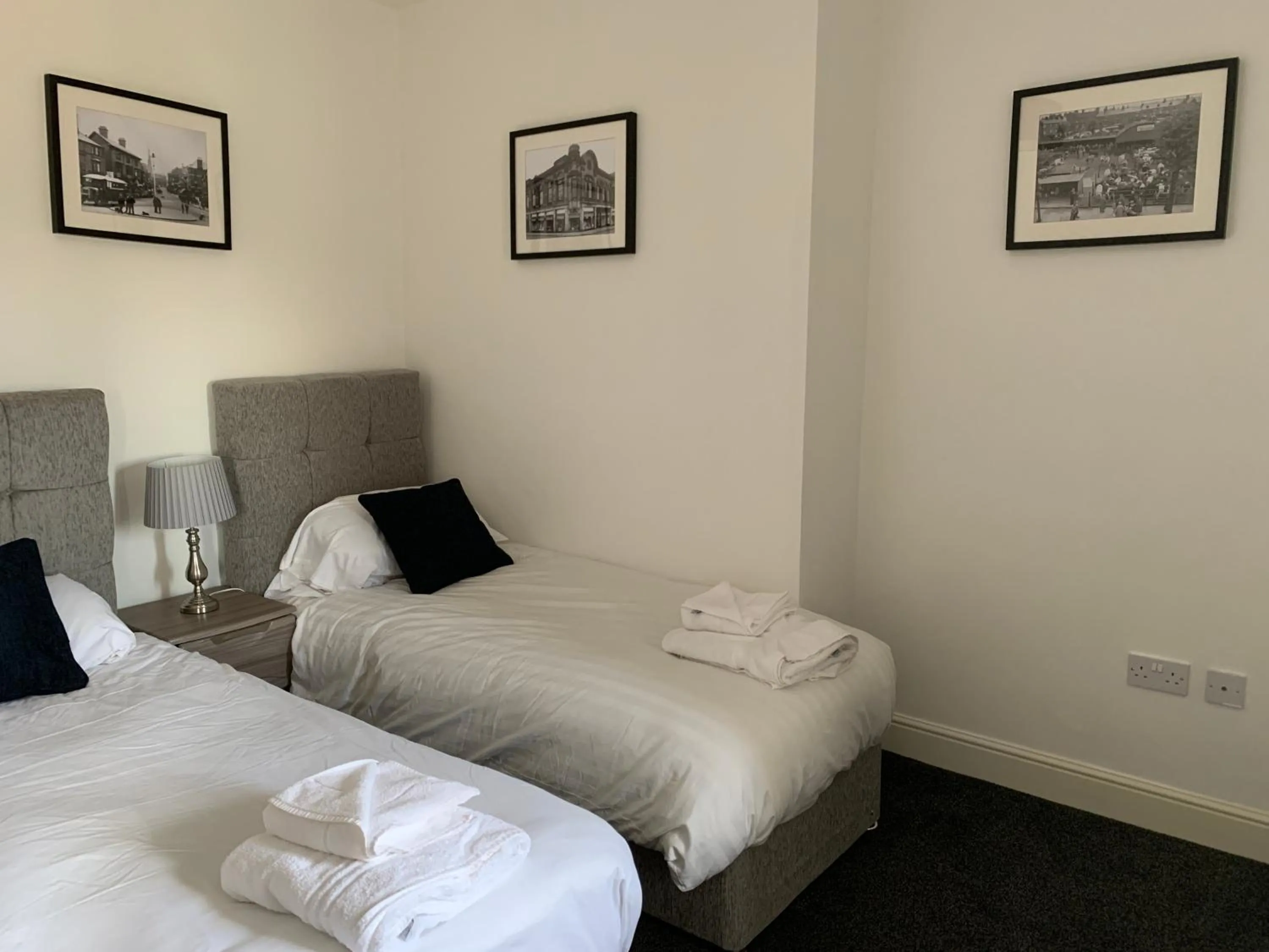 Bedroom, Bed in Market Place Serviced Apartments, Leek