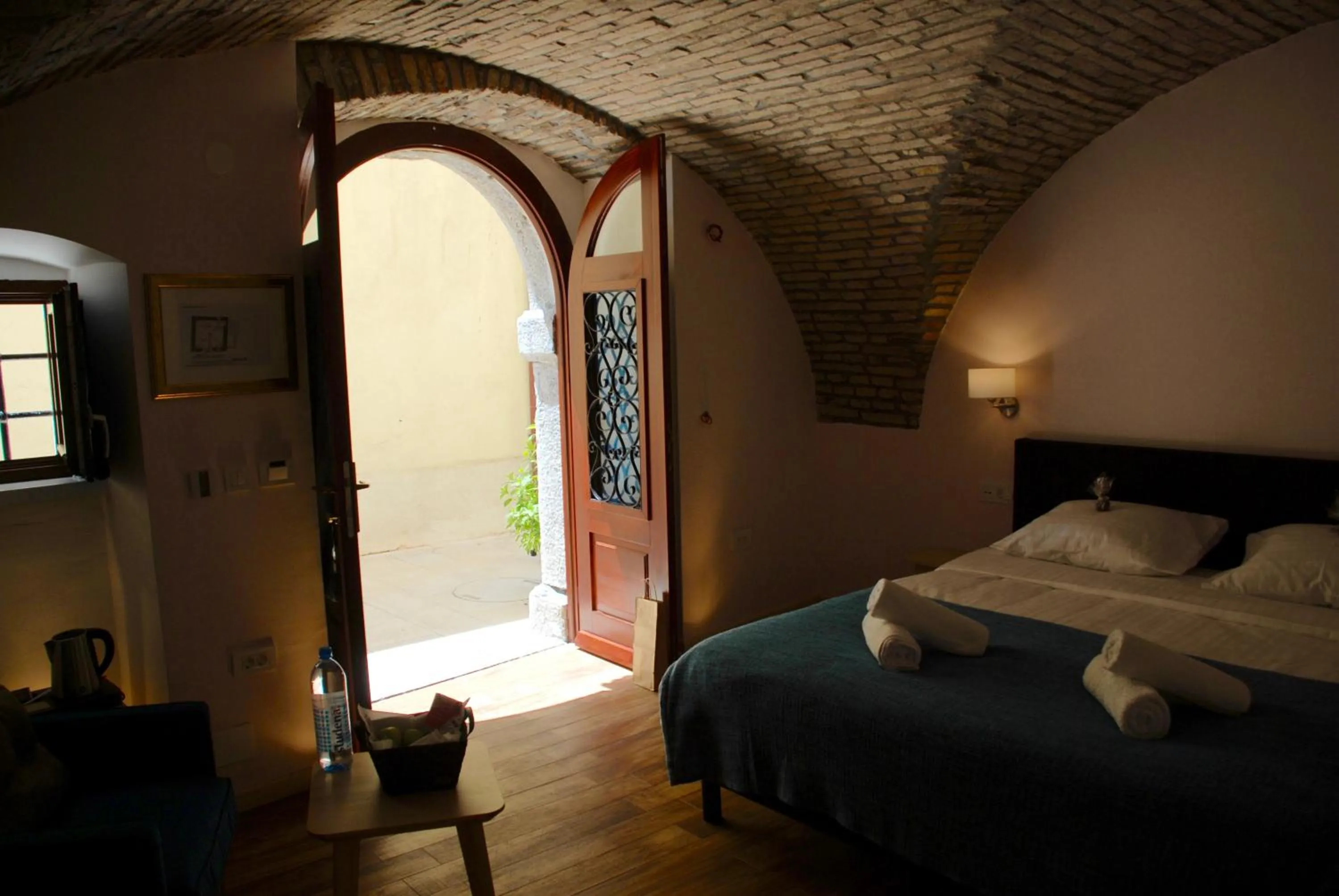 Photo of the whole room, Bed in Old Town Inn