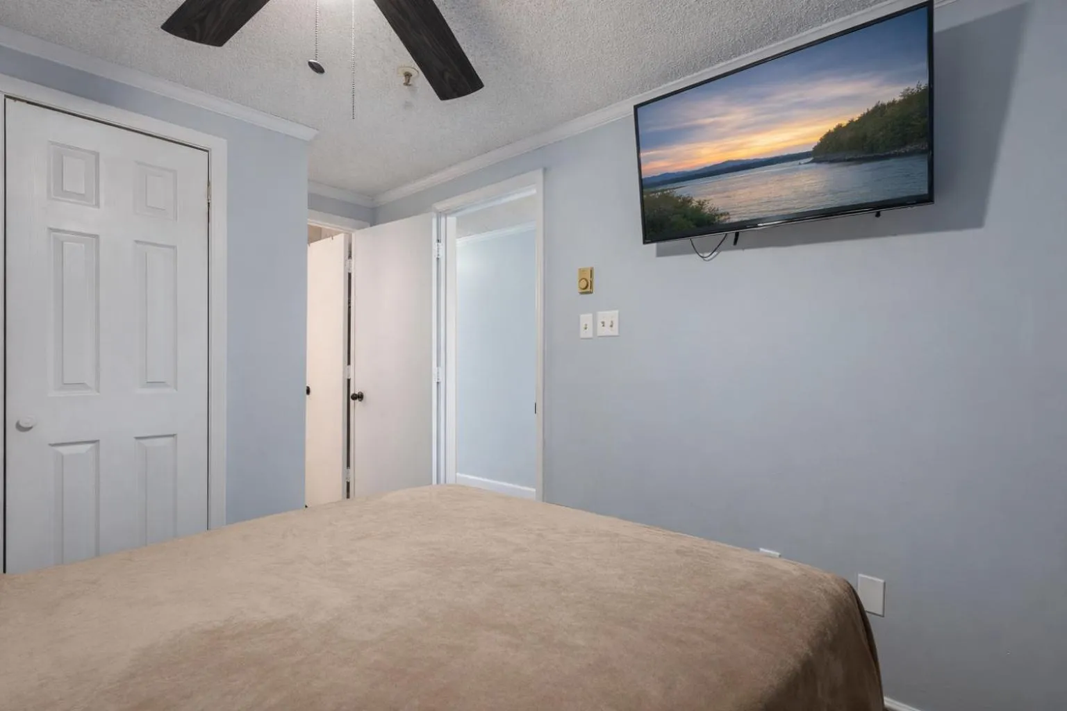 Bed in Snowshoe Ski-InSki-Out Steps to Ballhooter Lift Mountain Lodge Condo