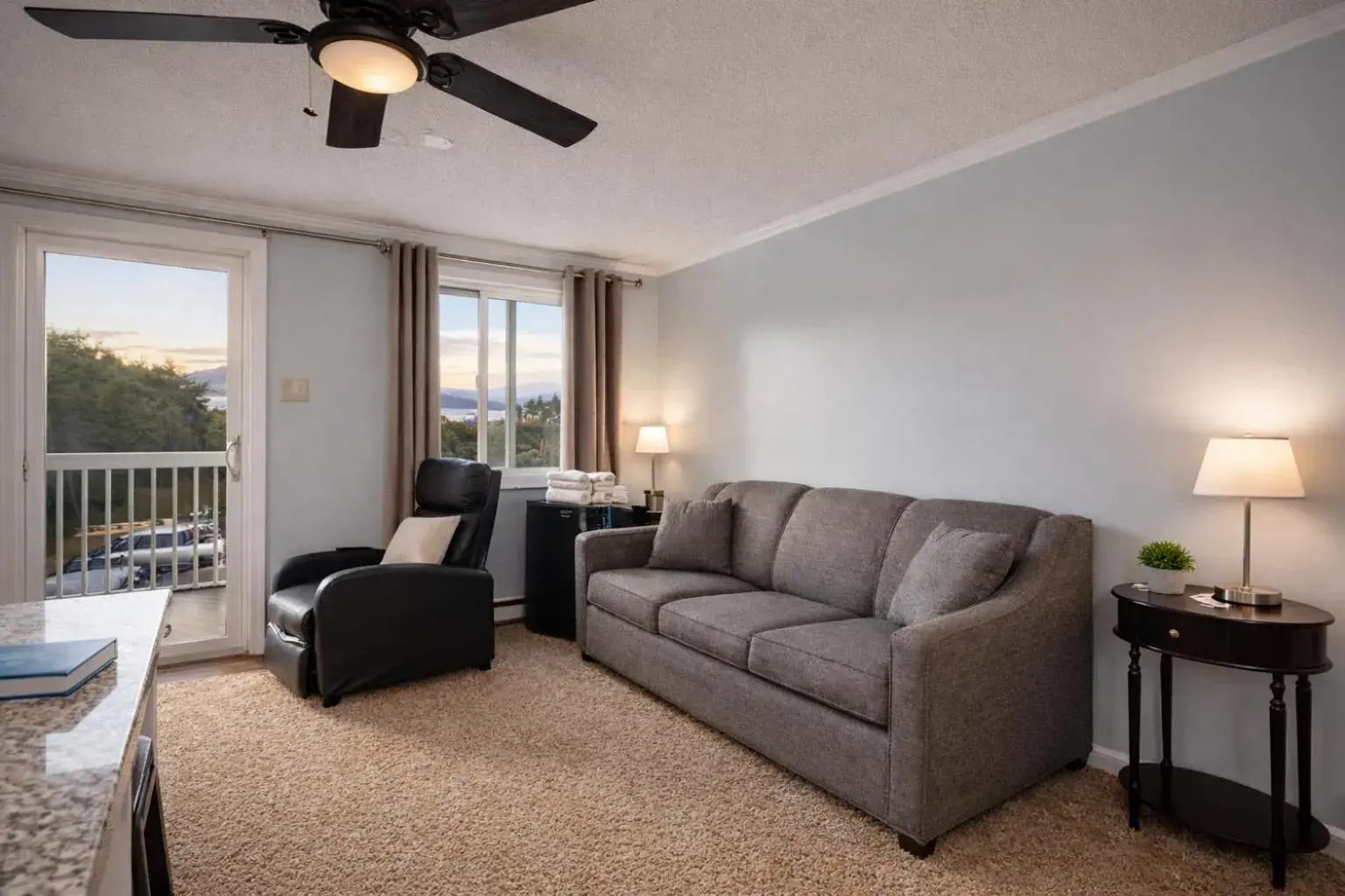 Snowshoe Ski-InSki-Out Steps to Ballhooter Lift Mountain Lodge Condo Snowshoe Ski-InSki-Out Steps to Ballhooter Lift Mountain Lodge Condo