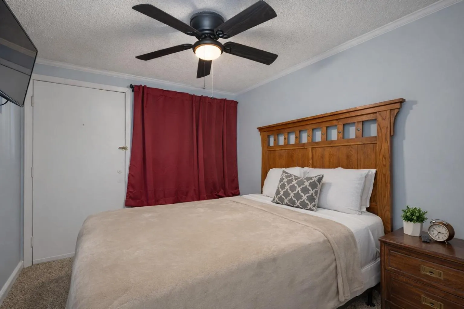 Bed in Snowshoe Ski-InSki-Out Steps to Ballhooter Lift Mountain Lodge Condo