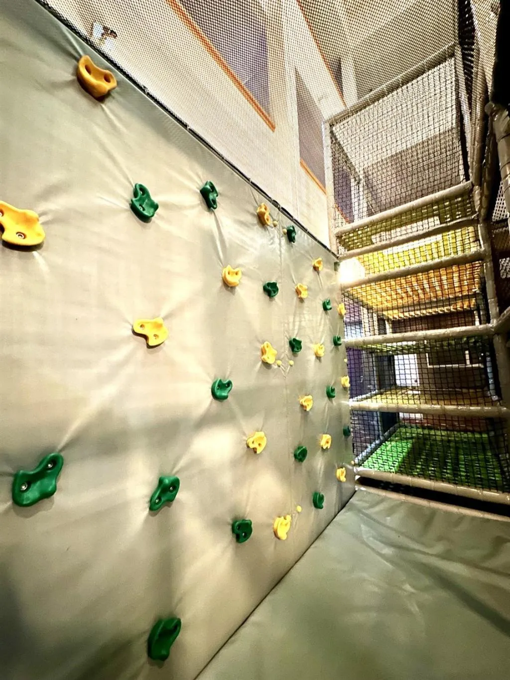 Snowshoe Ski-InSki-Out Steps to Ballhooter Lift Mountain Lodge Condo