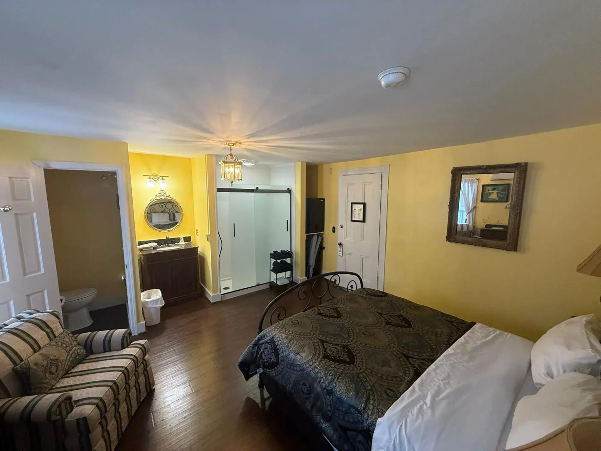 Queen Room in The Gridley Inn B&B Queen Room in The Gridley Inn B&B