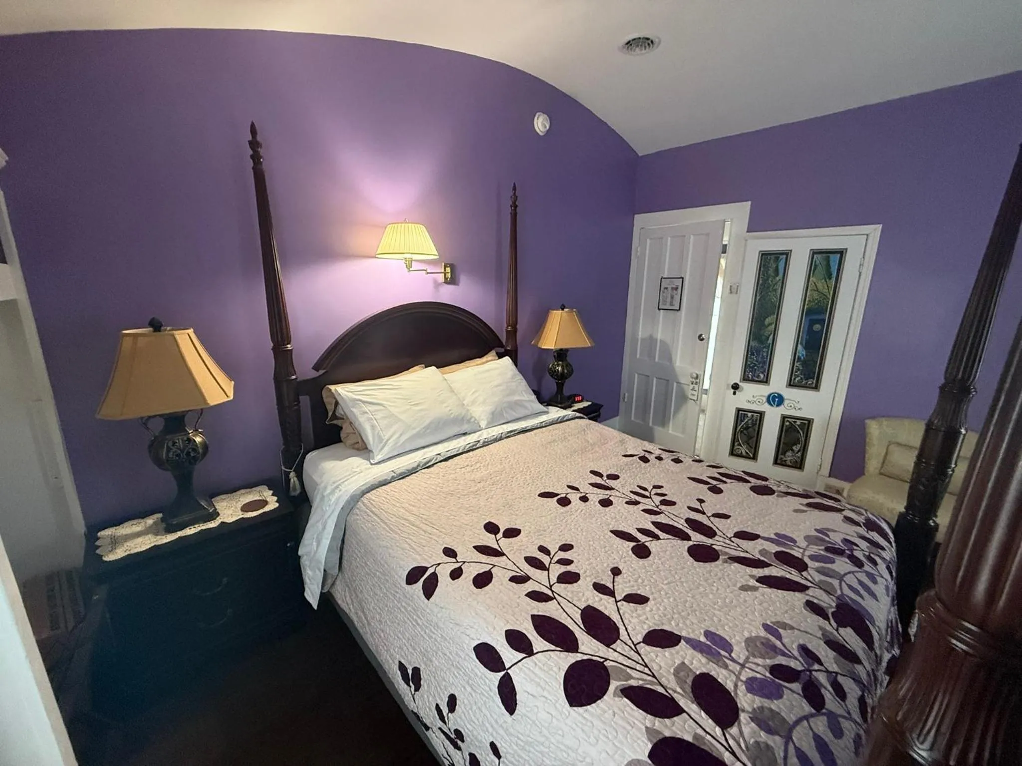 Bed in The Gridley Inn B&B