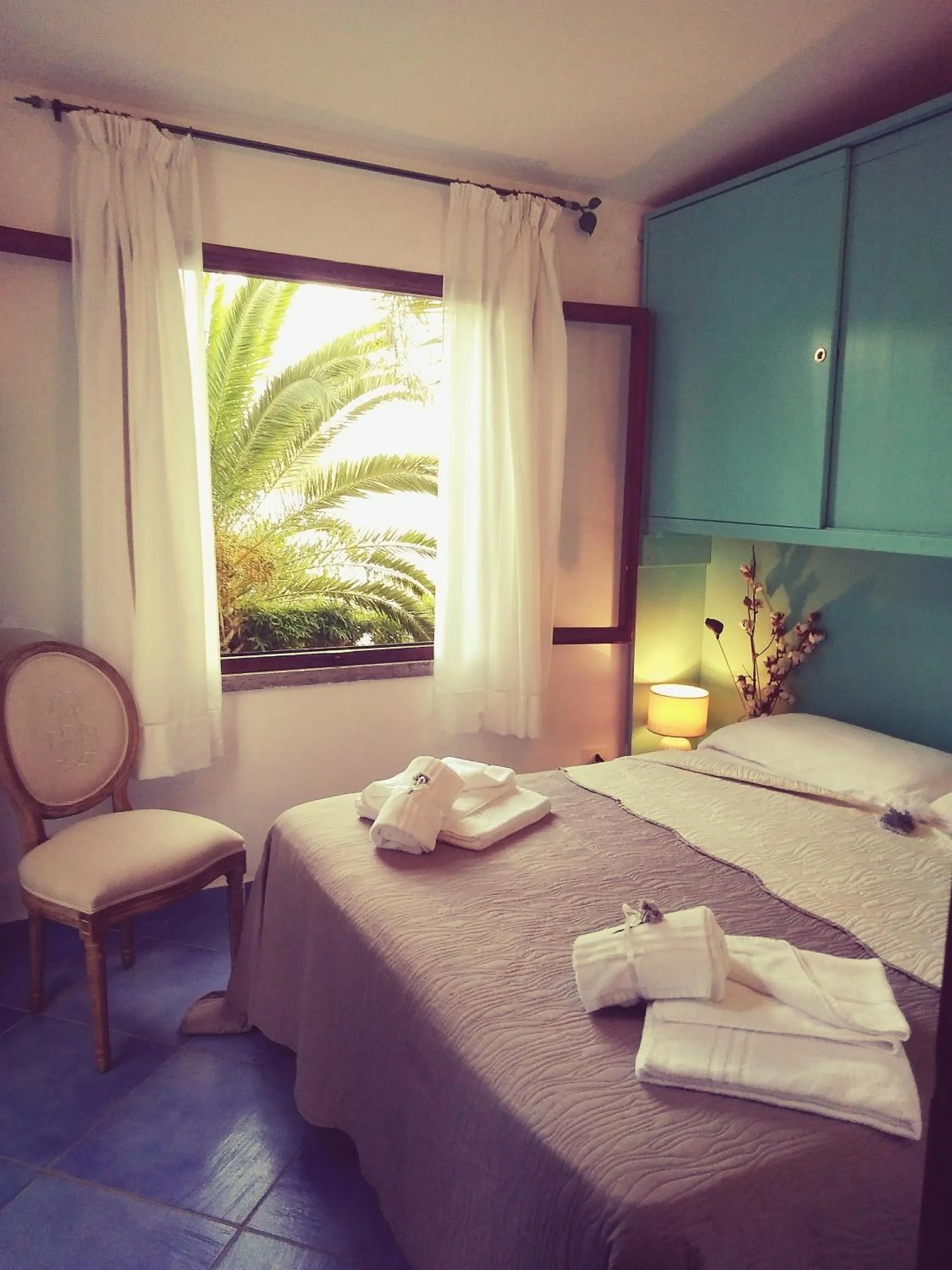 Photo of the whole room, Bed in Baia D'Oro