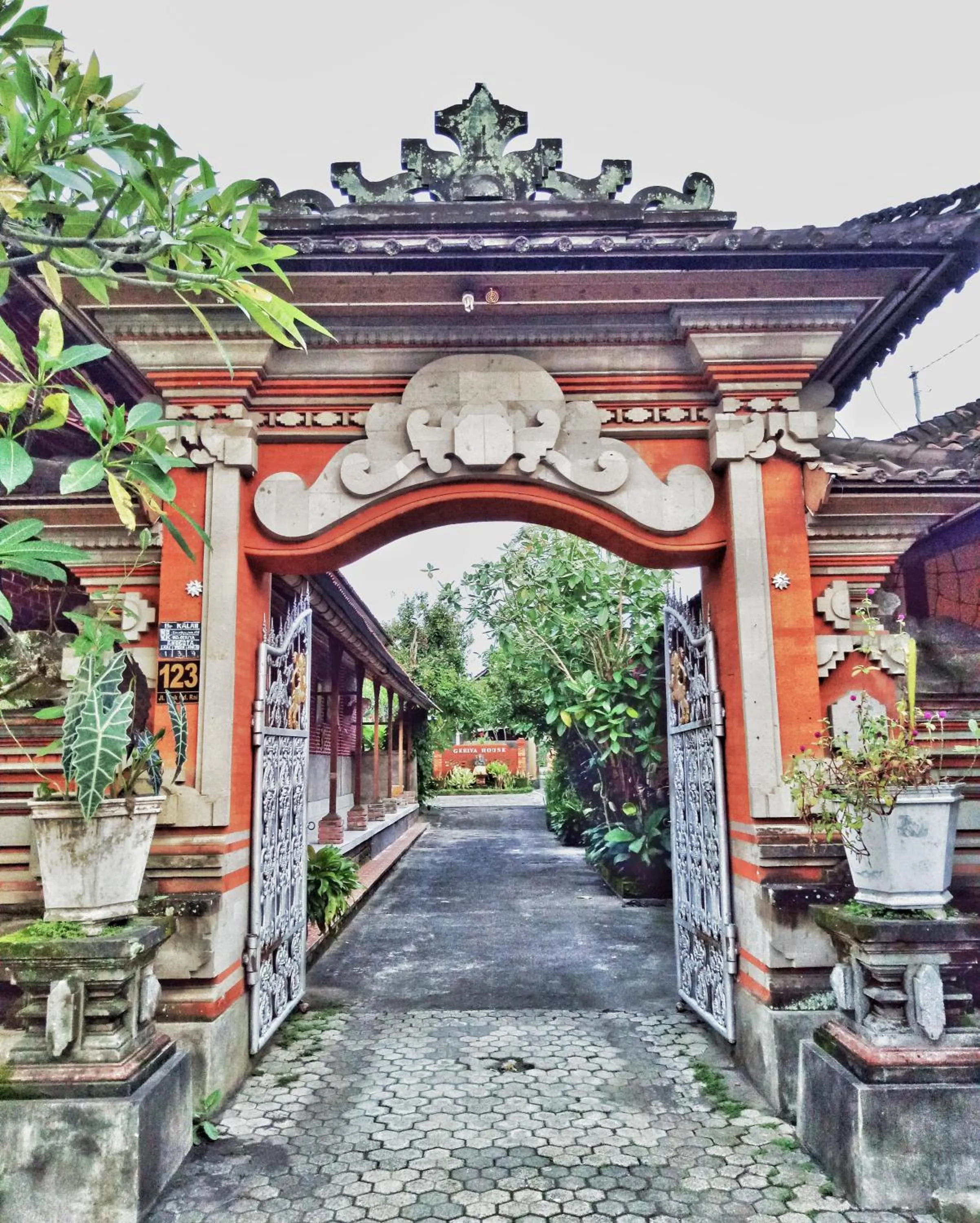 Facade/entrance in Geriya House