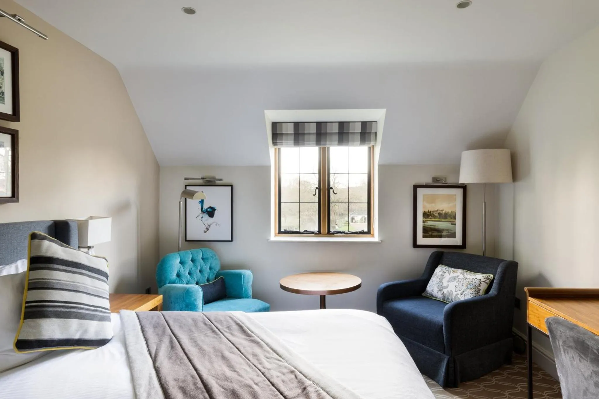 Photo of the whole room, Bed in voco Oxford Thames by IHG