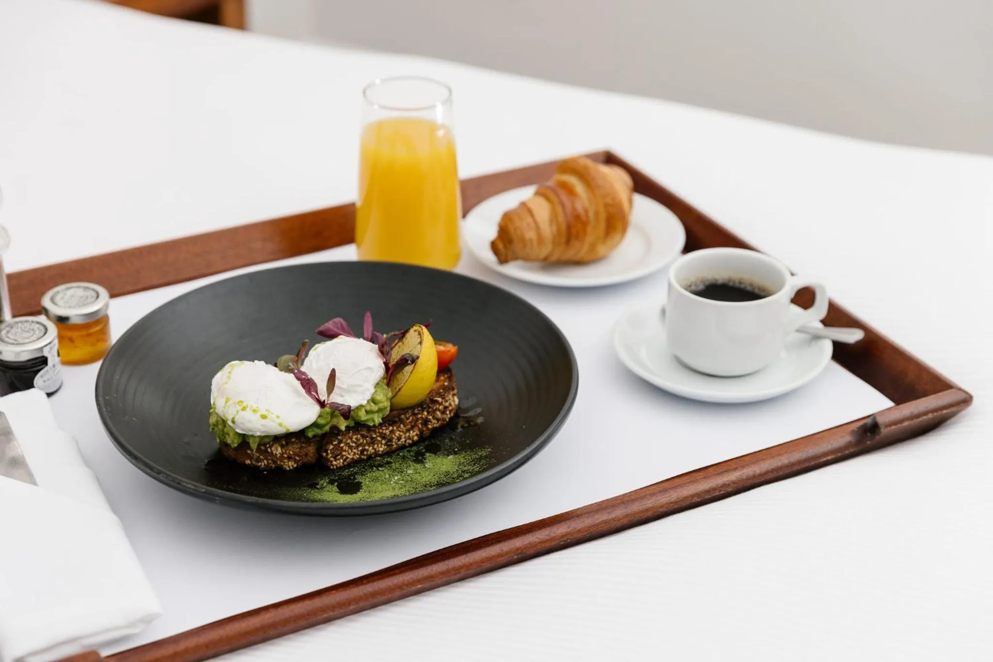 Photo of the whole room in voco Oxford Thames by IHG