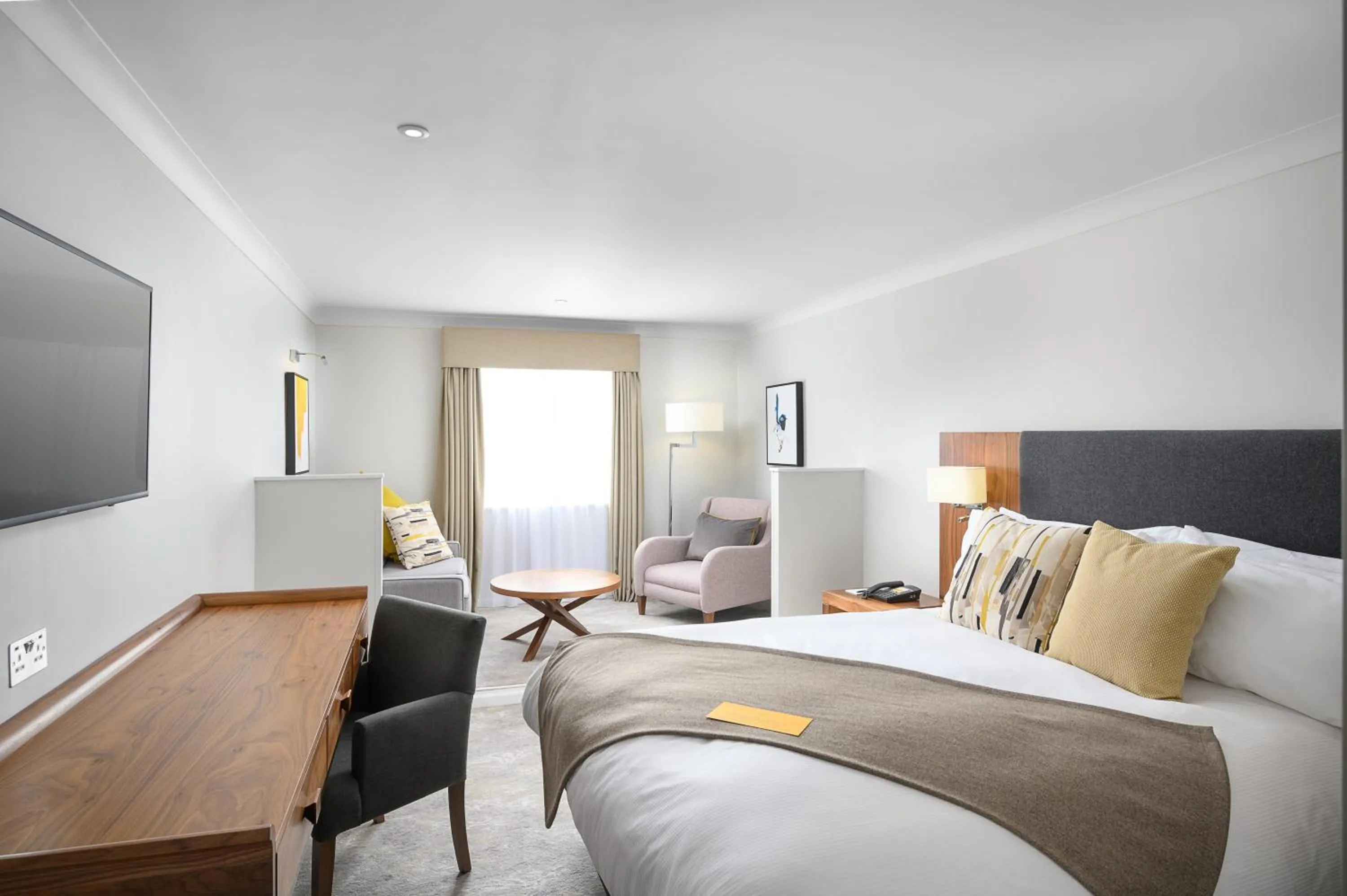 Photo of the whole room, Bed in voco Oxford Thames by IHG