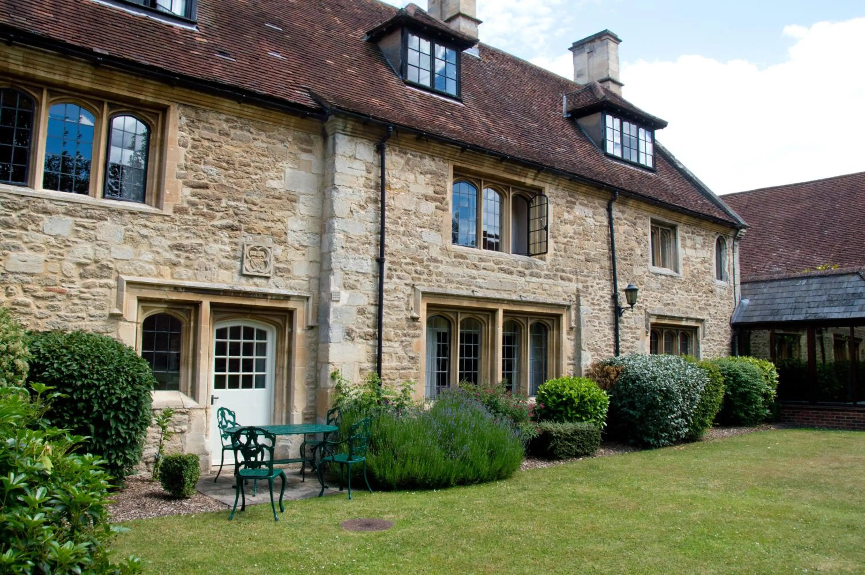 Photo of the whole room in voco Oxford Thames by IHG