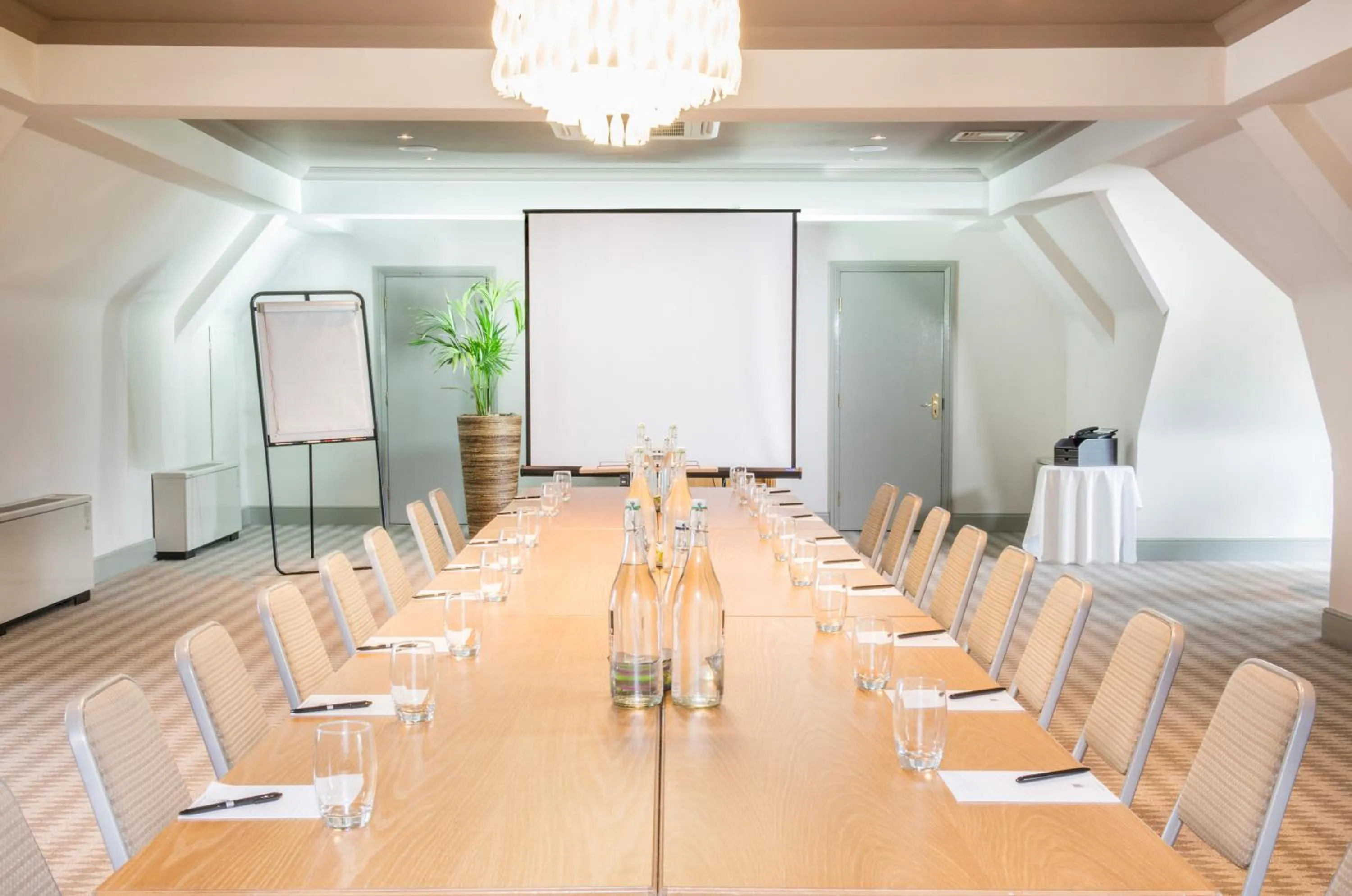 Meeting/conference room in voco Oxford Thames by IHG