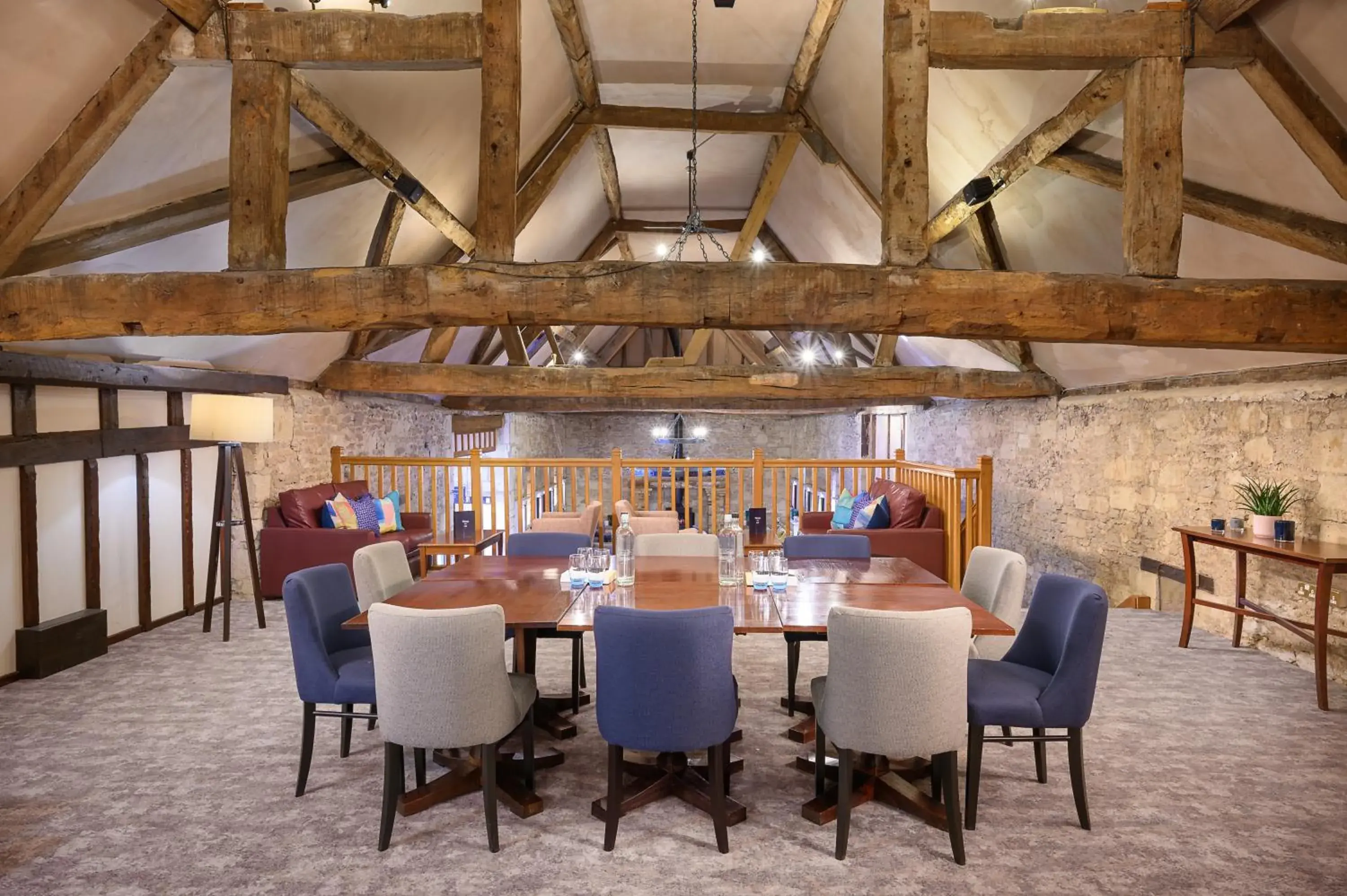 Lounge or bar in voco Oxford Thames by IHG Lounge or bar in voco Oxford Thames by IHG