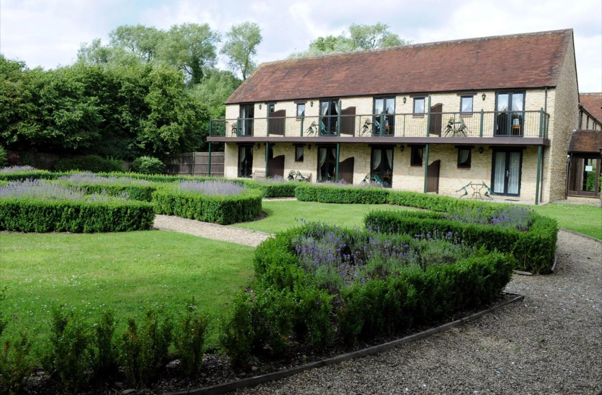 Garden in voco Oxford Thames by IHG