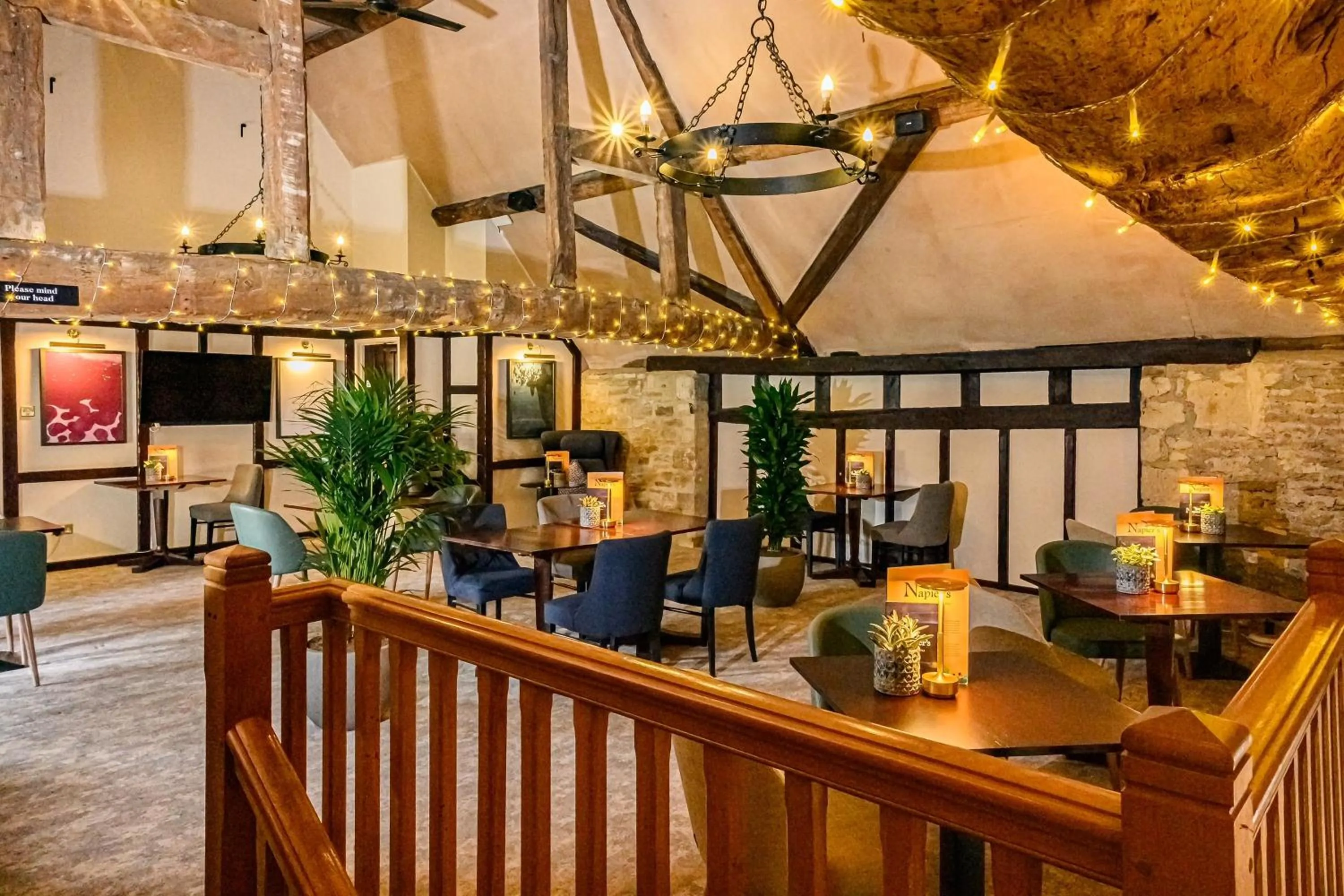 Lounge or bar in voco Oxford Thames by IHG