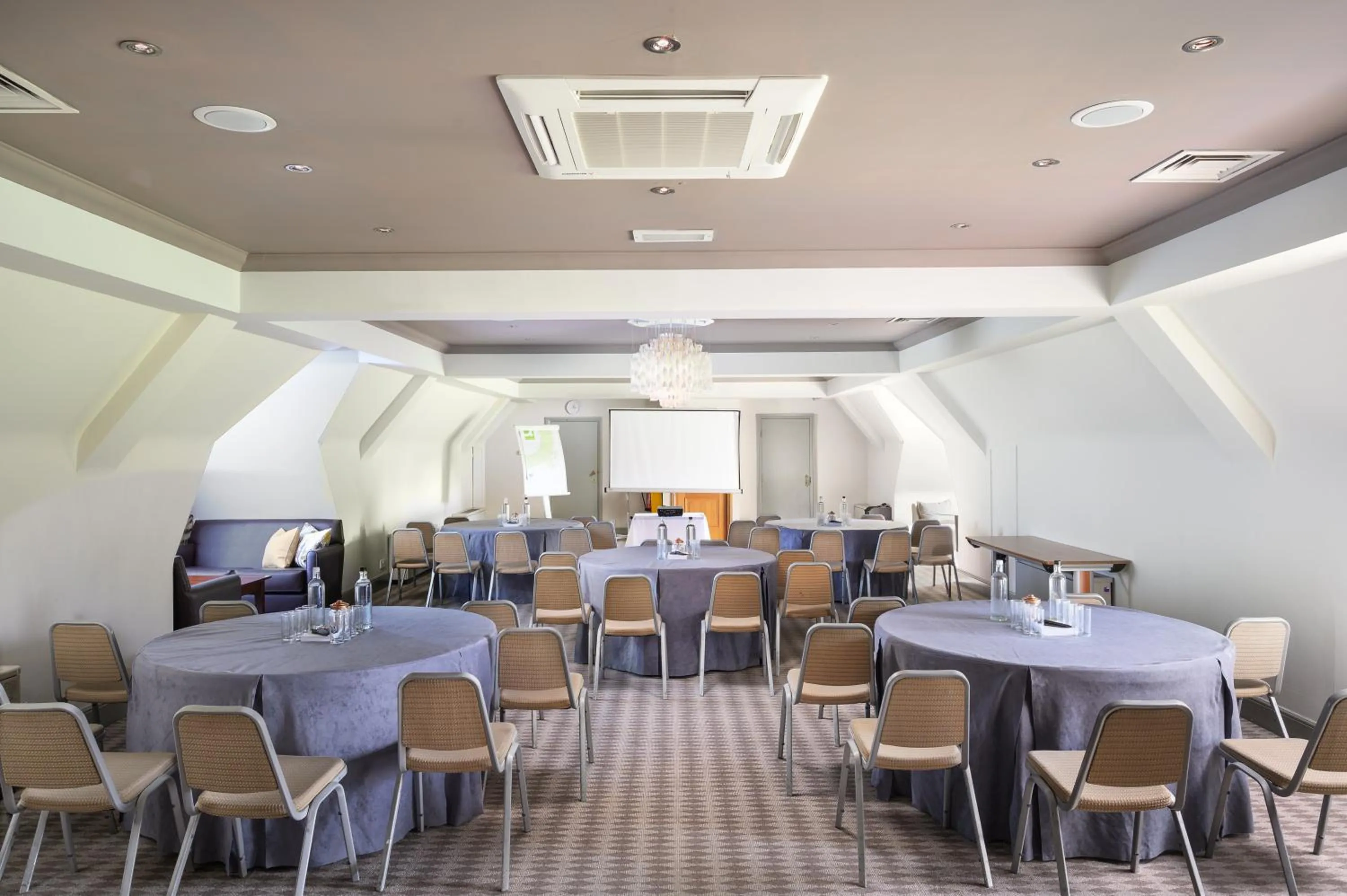 Meeting/conference room in voco Oxford Thames by IHG