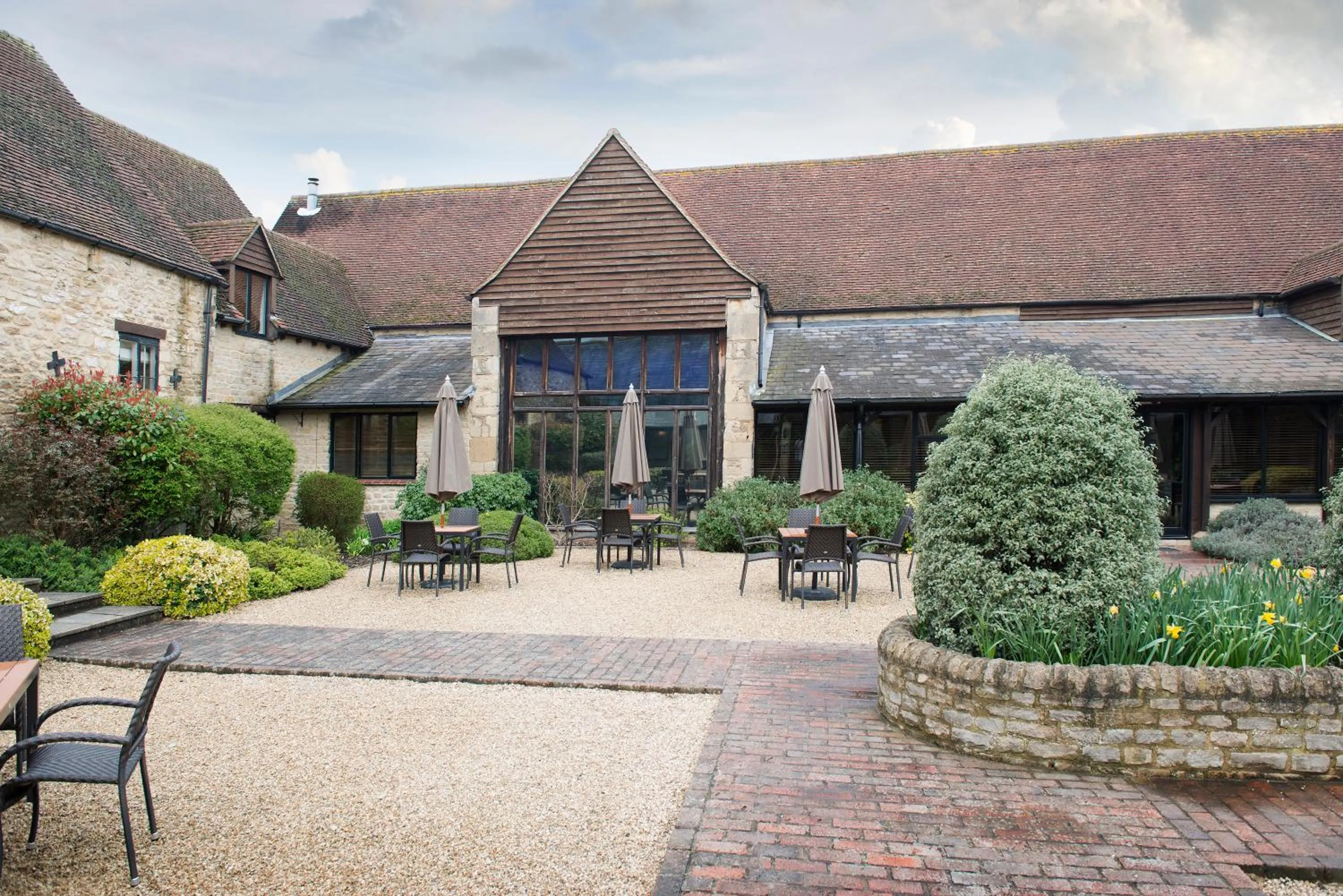 Garden in voco Oxford Thames by IHG