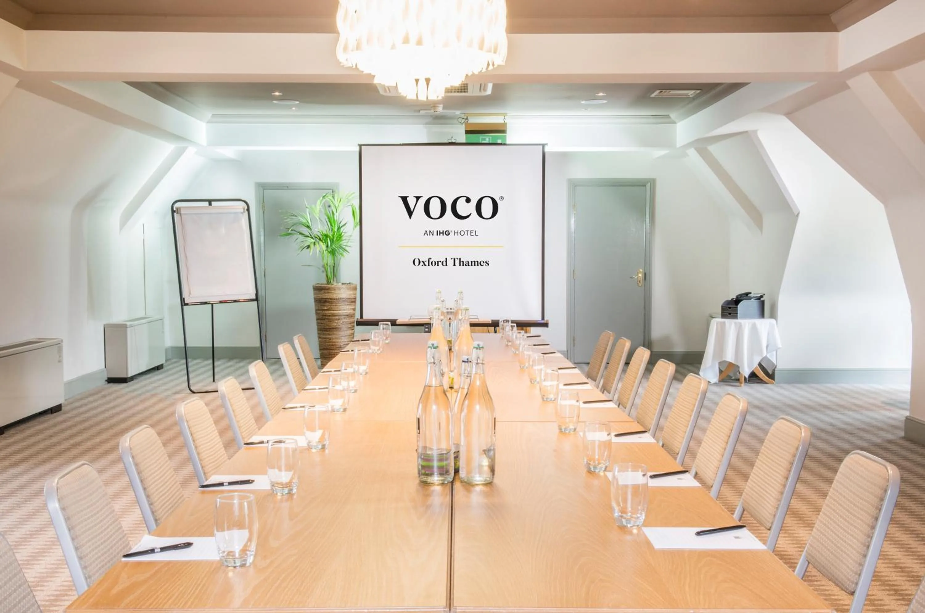 Meeting/conference room in voco Oxford Thames by IHG