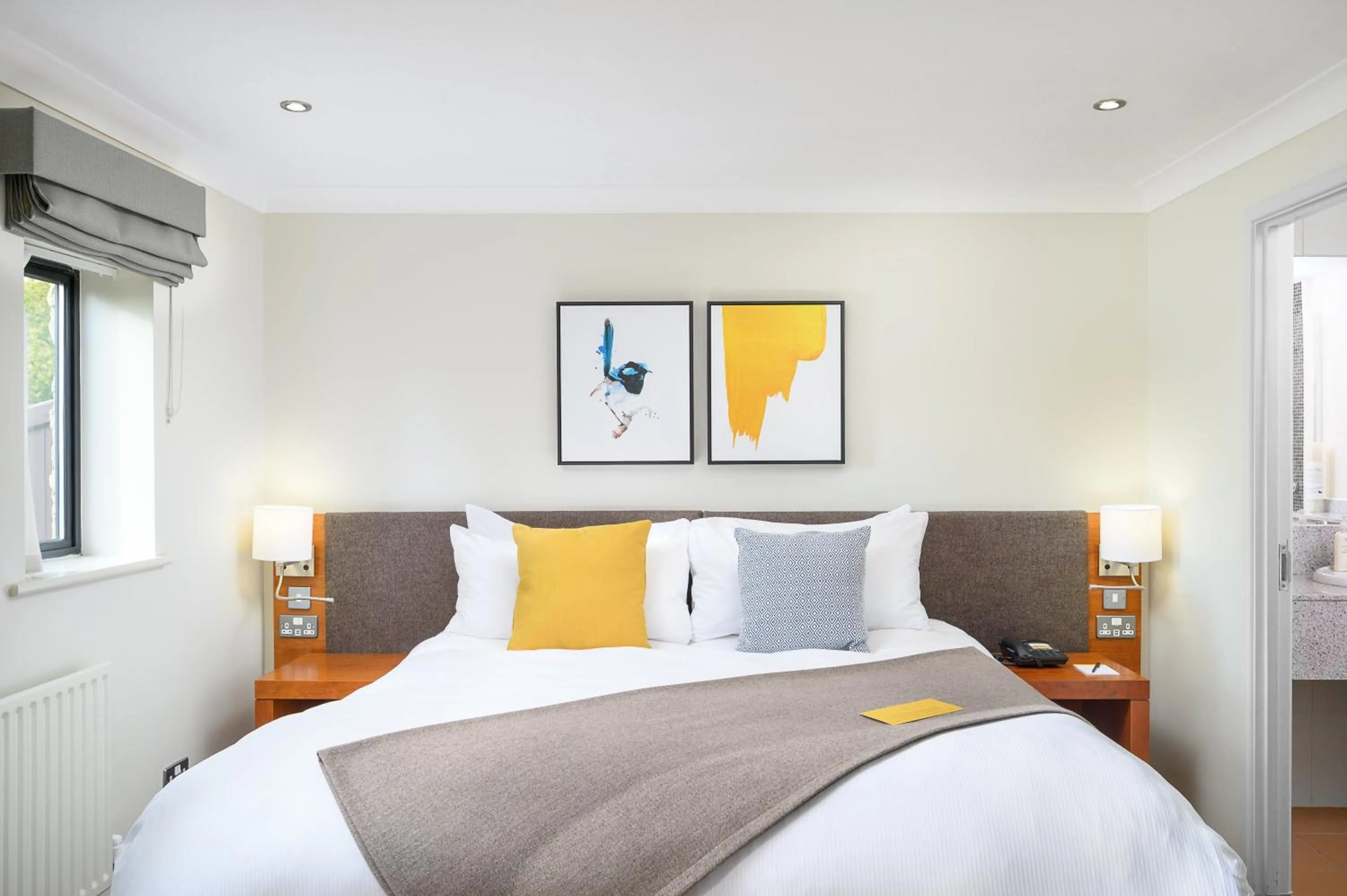 Photo of the whole room, Bed in voco Oxford Thames by IHG