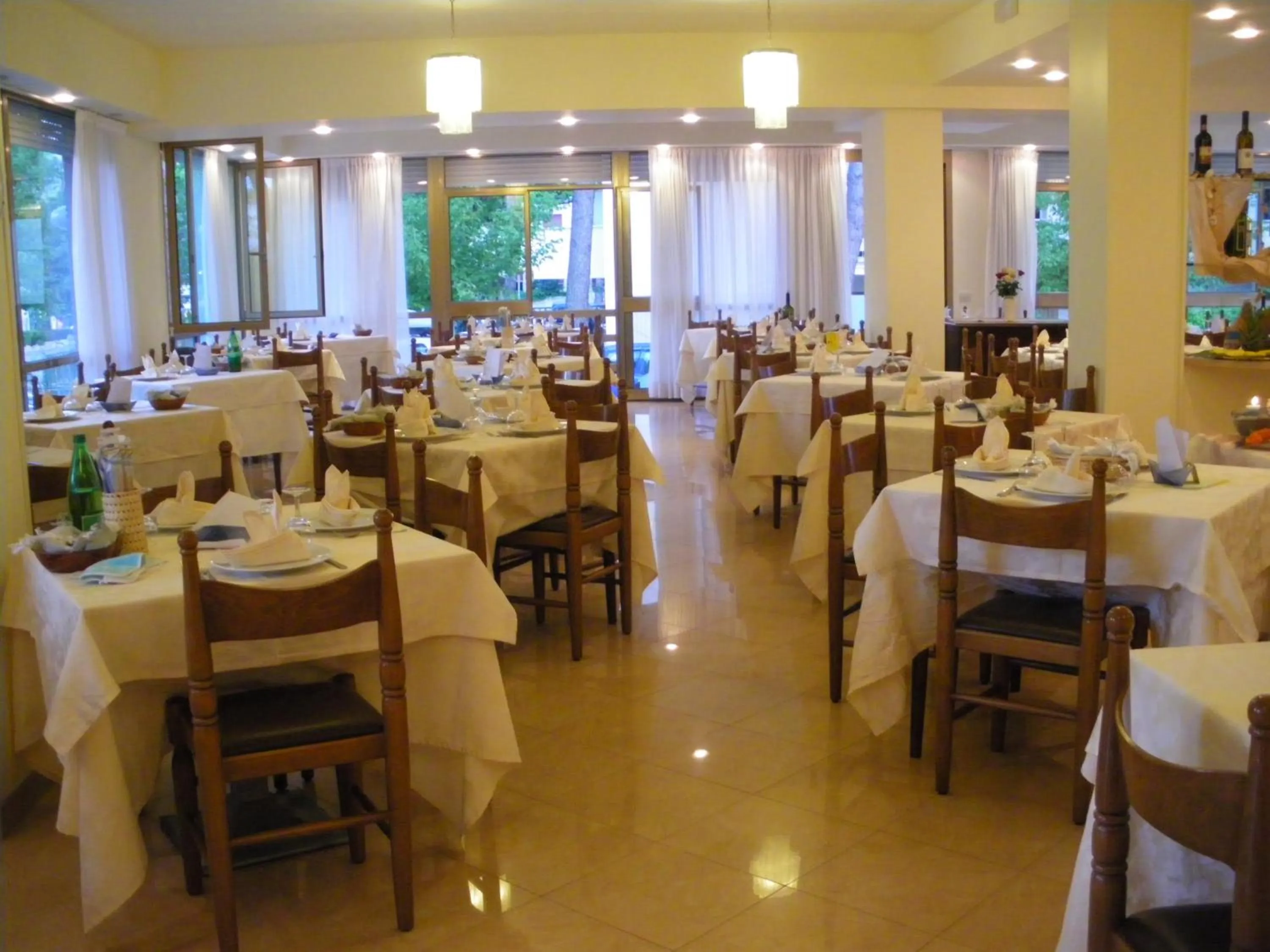 Restaurant/places to eat in Hotel Ascot