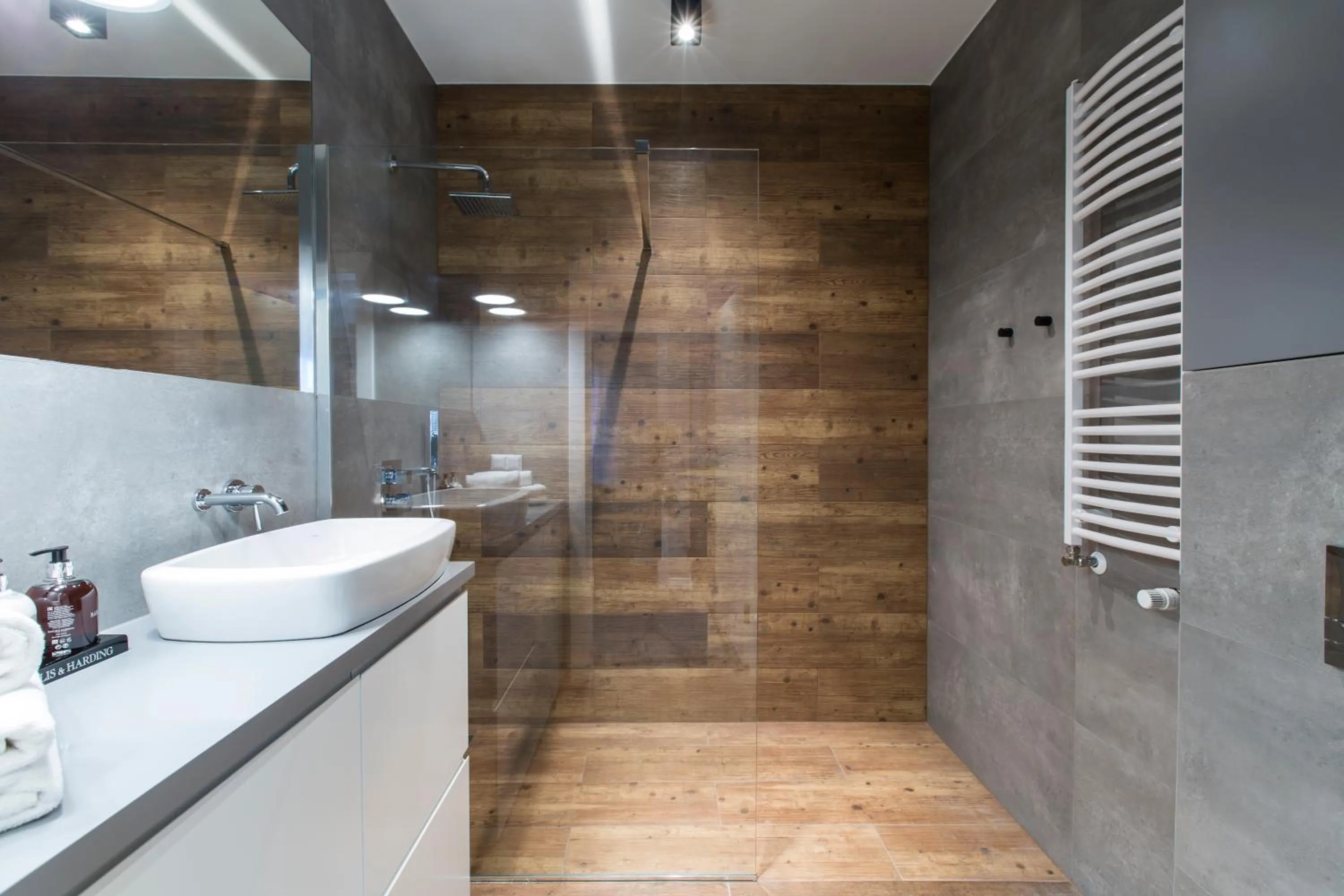 Shower in Homewell Apartments Maraton Gardens