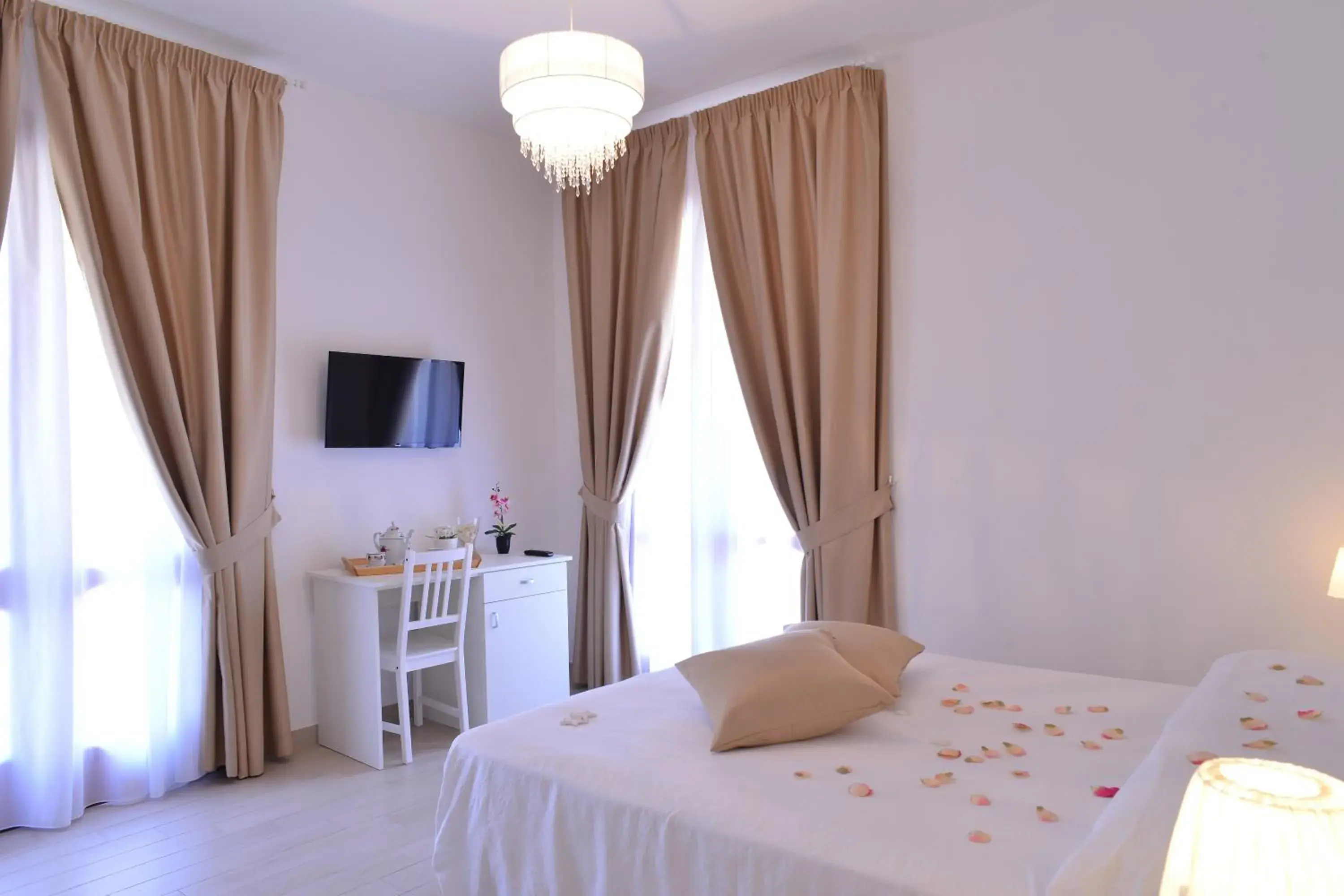 Deluxe Double or Twin Room with Garden View in Villa Miriam Deluxe Double or Twin Room with Garden View in Villa Miriam