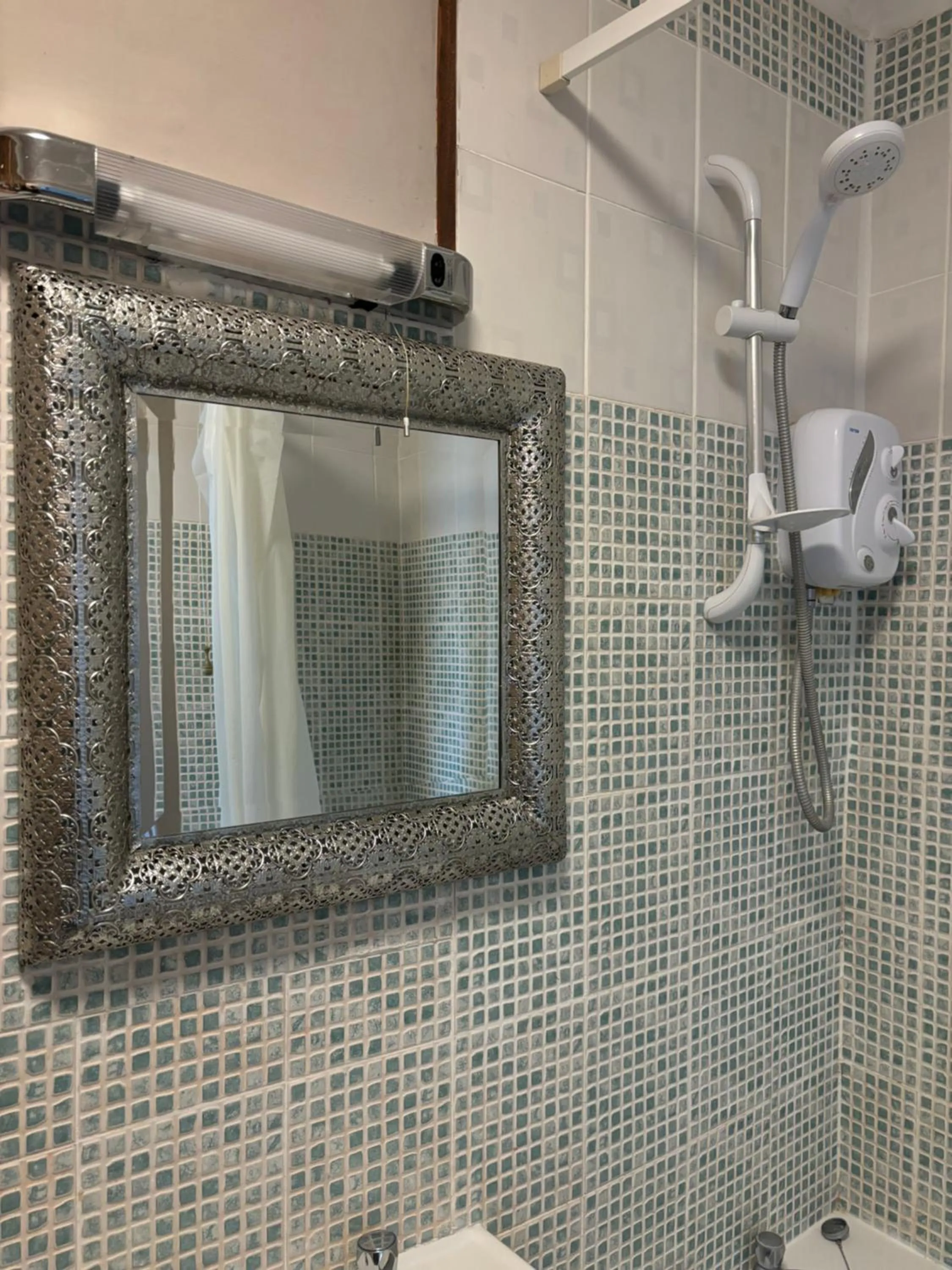 Shower in The George Hotel