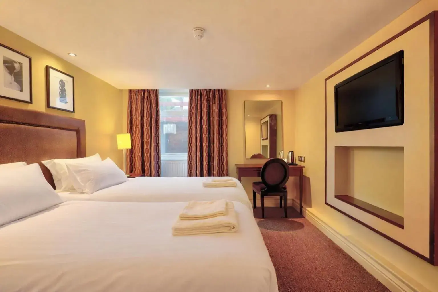 Bedroom, Bed in Manchester Airport Stanley Hotel by Belvilla Bedroom, Bed in Manchester Airport Stanley Hotel by Belvilla