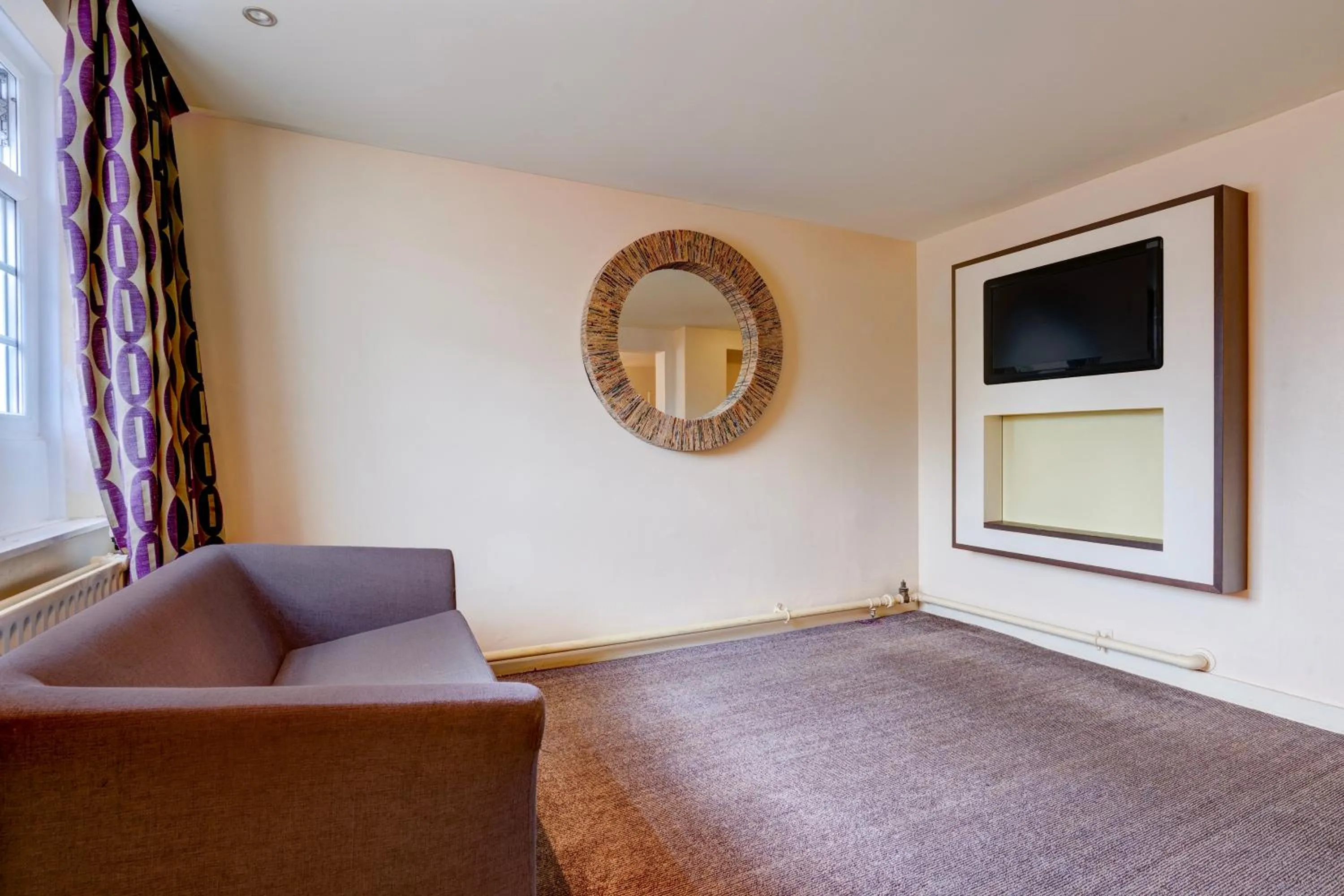 Bed in Manchester Airport Stanley Hotel by Belvilla