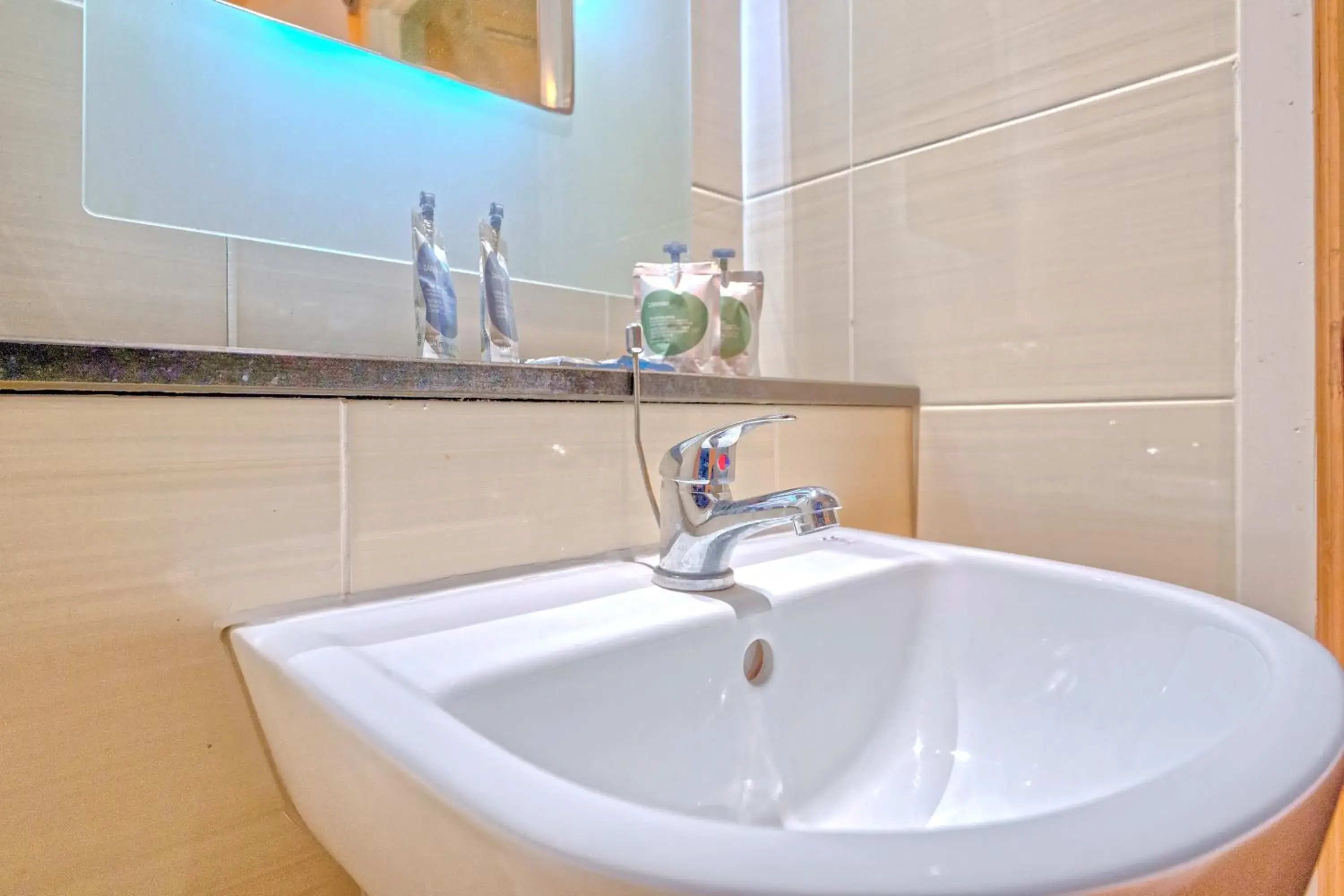 Bathroom in Manchester Airport Stanley Hotel by Belvilla Bathroom in Manchester Airport Stanley Hotel by Belvilla