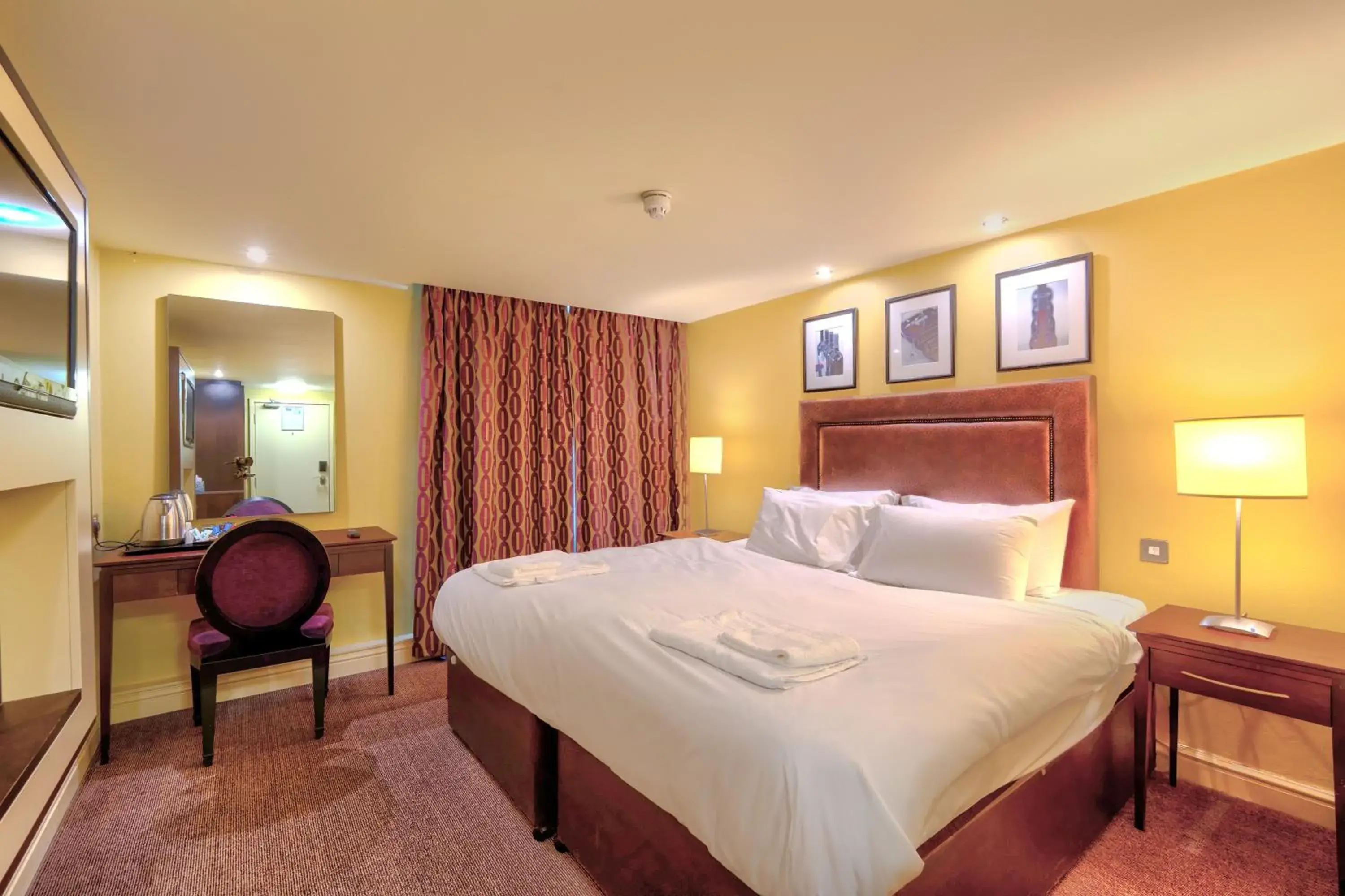 Bedroom, Bed in Manchester Airport Stanley Hotel by Belvilla Bedroom, Bed in Manchester Airport Stanley Hotel by Belvilla