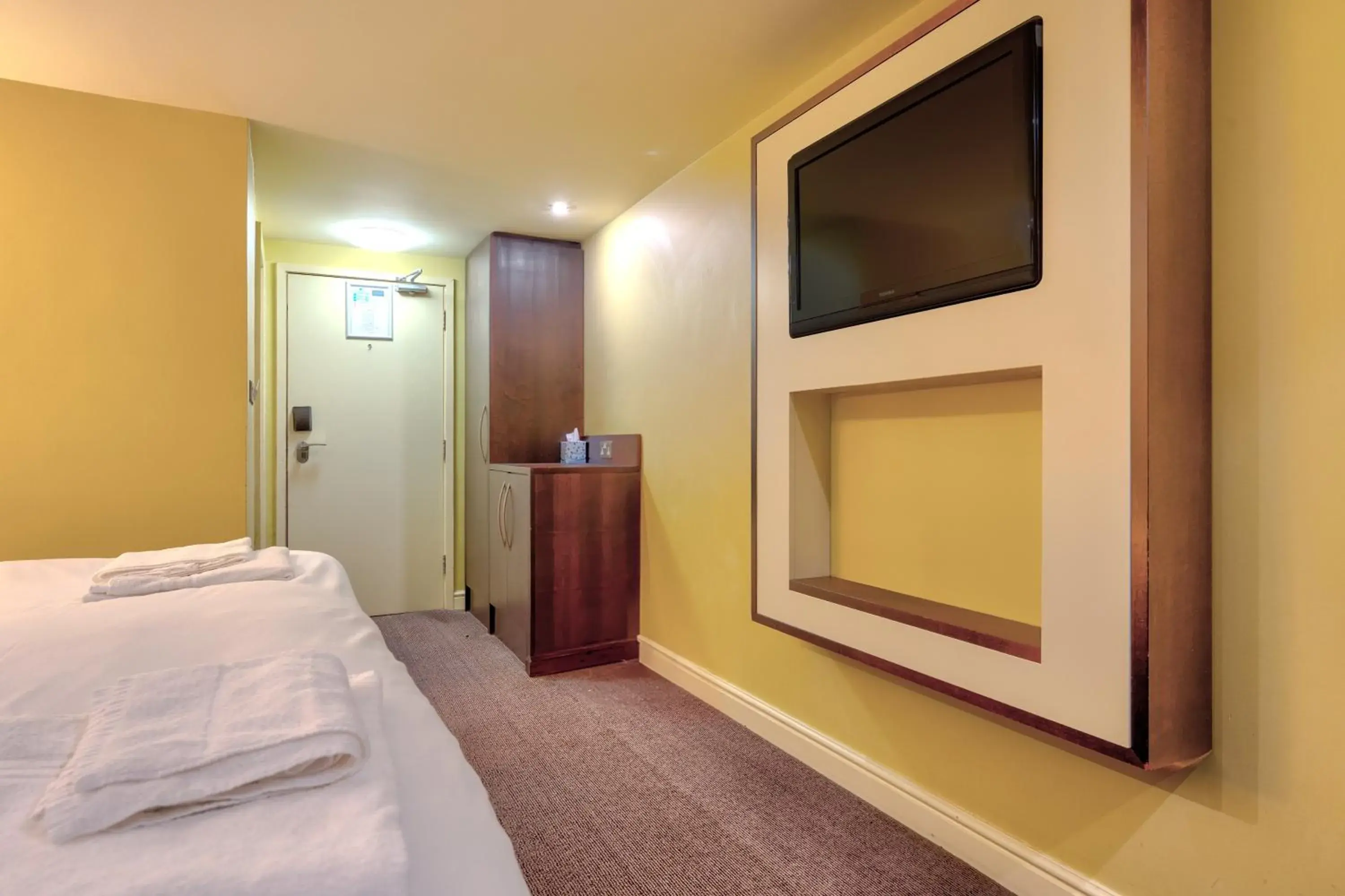 Bedroom, Bed in Manchester Airport Stanley Hotel by Belvilla Bedroom, Bed in Manchester Airport Stanley Hotel by Belvilla