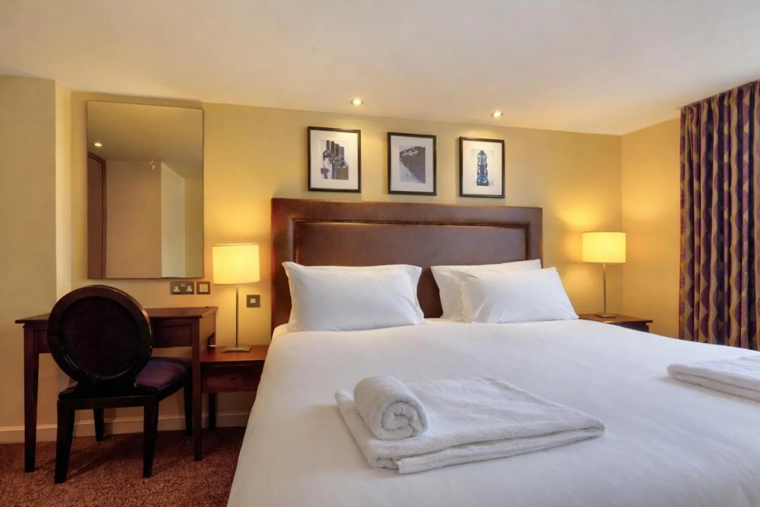 Bedroom, Bed in Manchester Airport Stanley Hotel by Belvilla