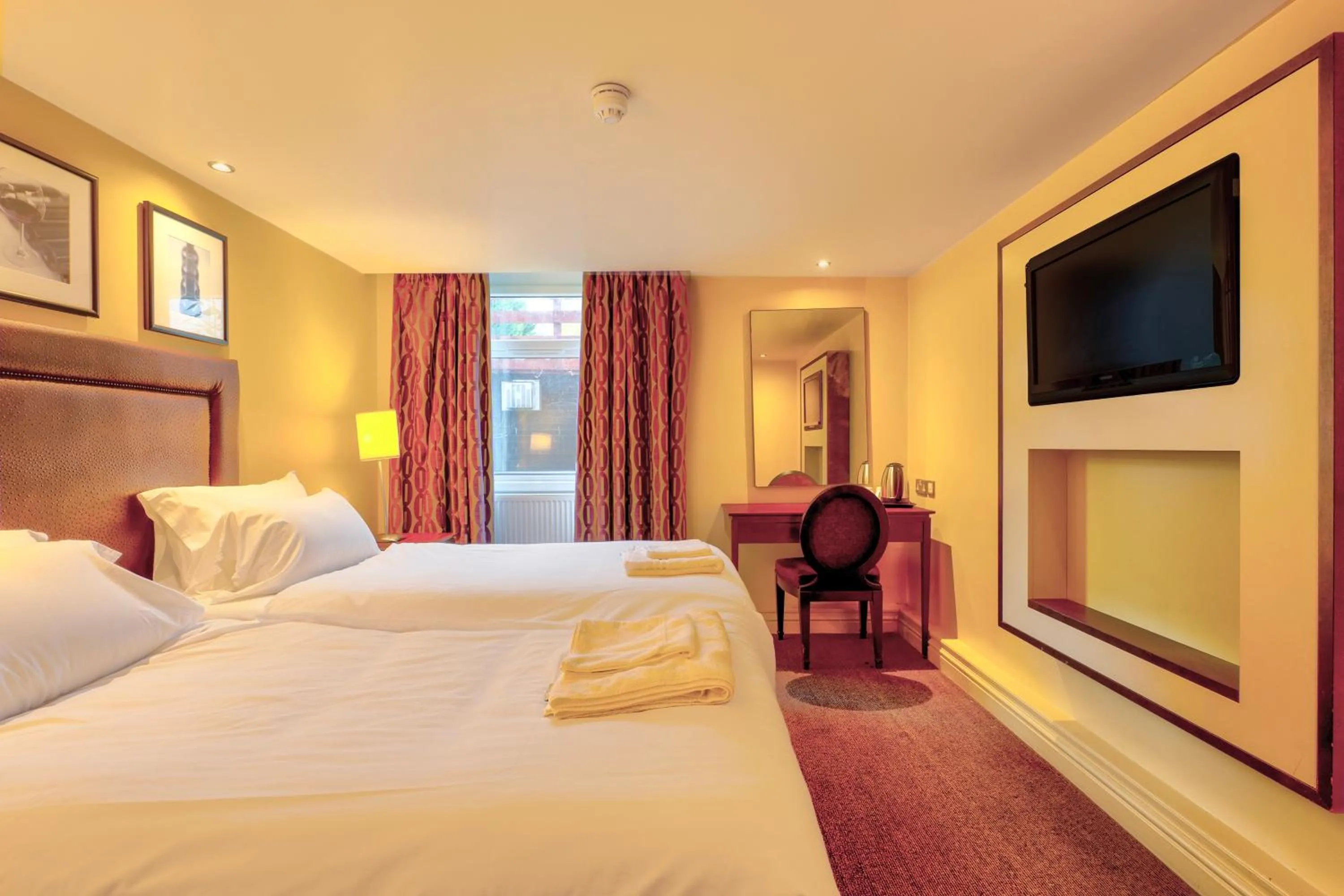 Bed in Manchester Airport Stanley Hotel by Belvilla