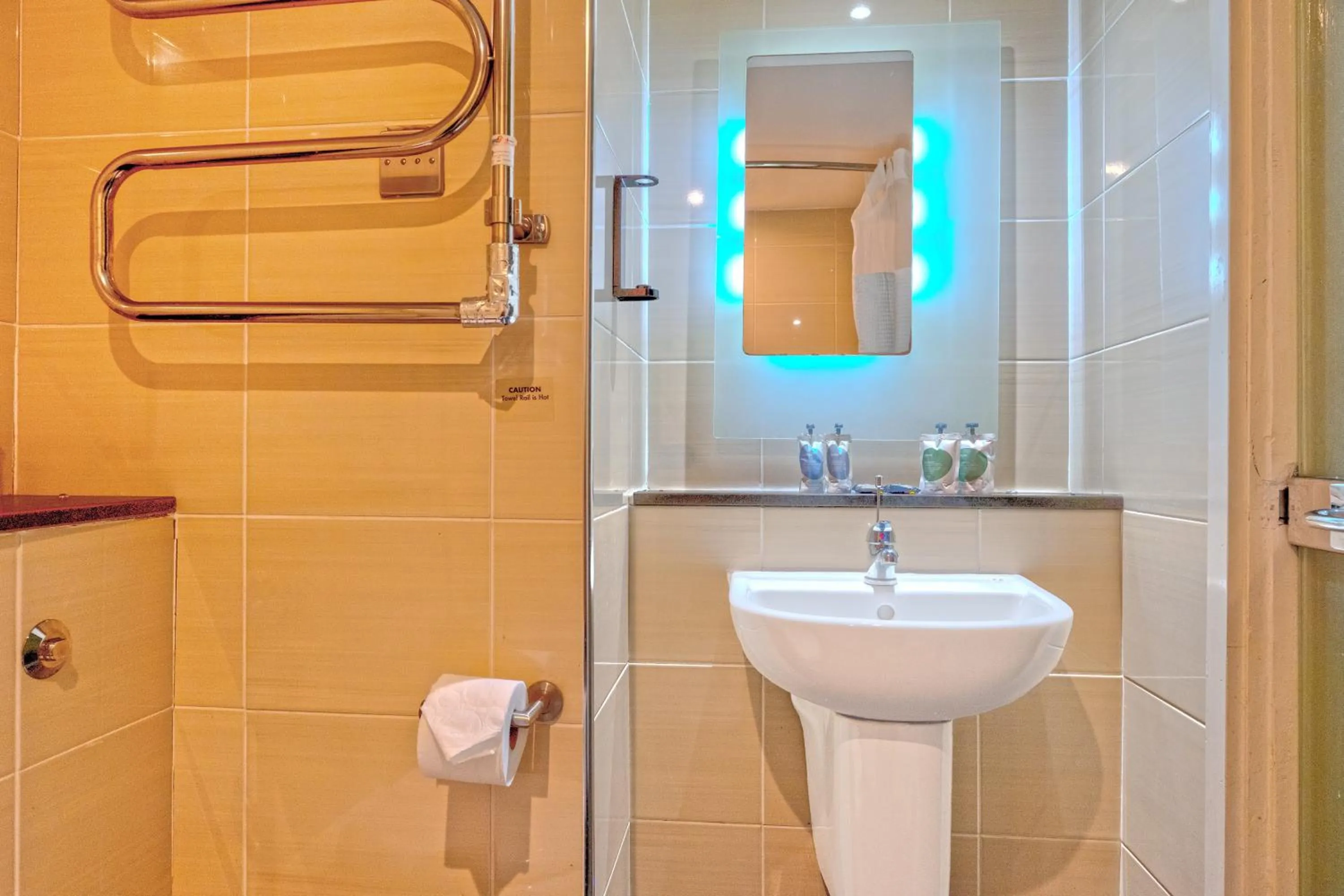 Bathroom in Manchester Airport Stanley Hotel by Belvilla