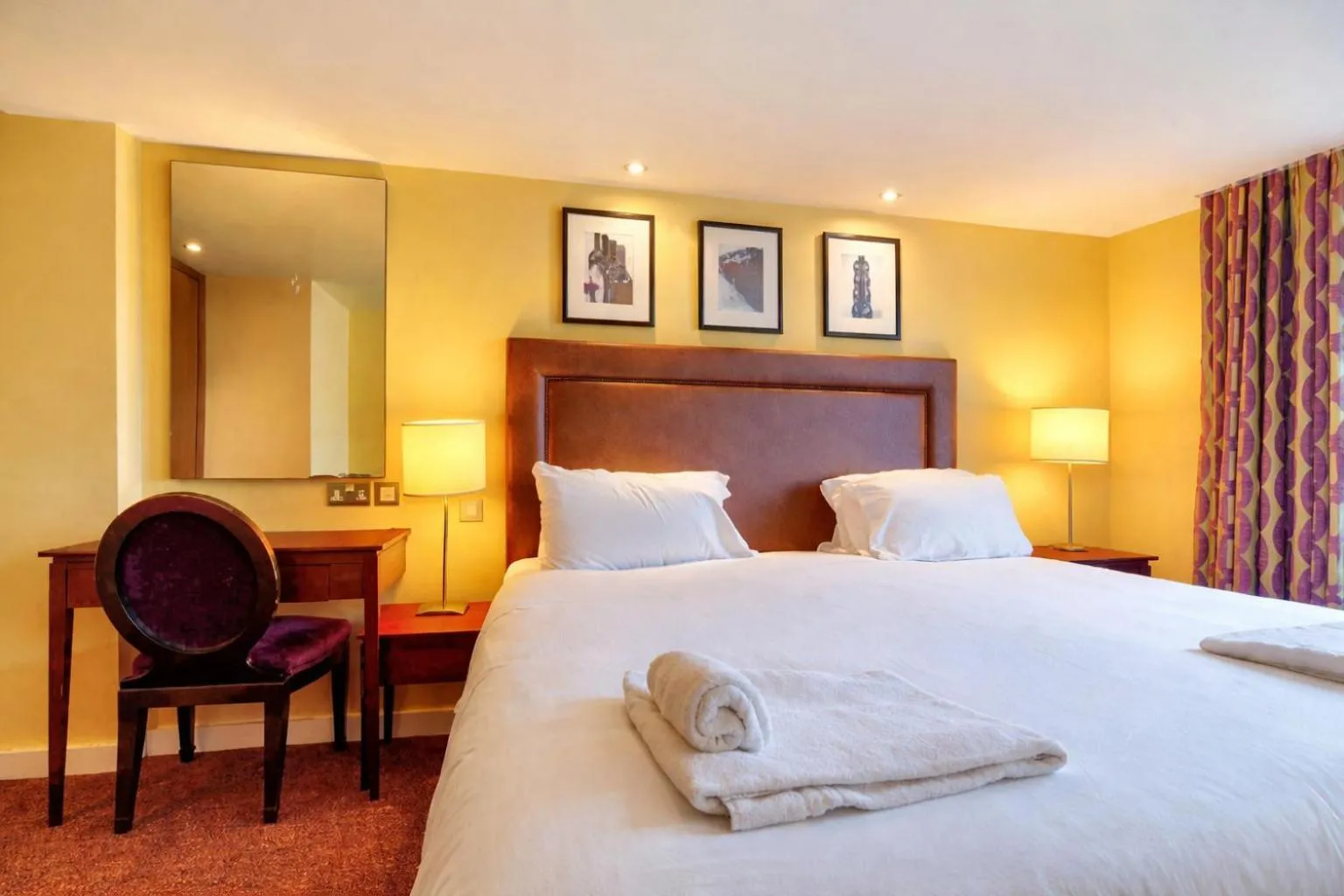 Bedroom, Bed in Manchester Airport Stanley Hotel by Belvilla