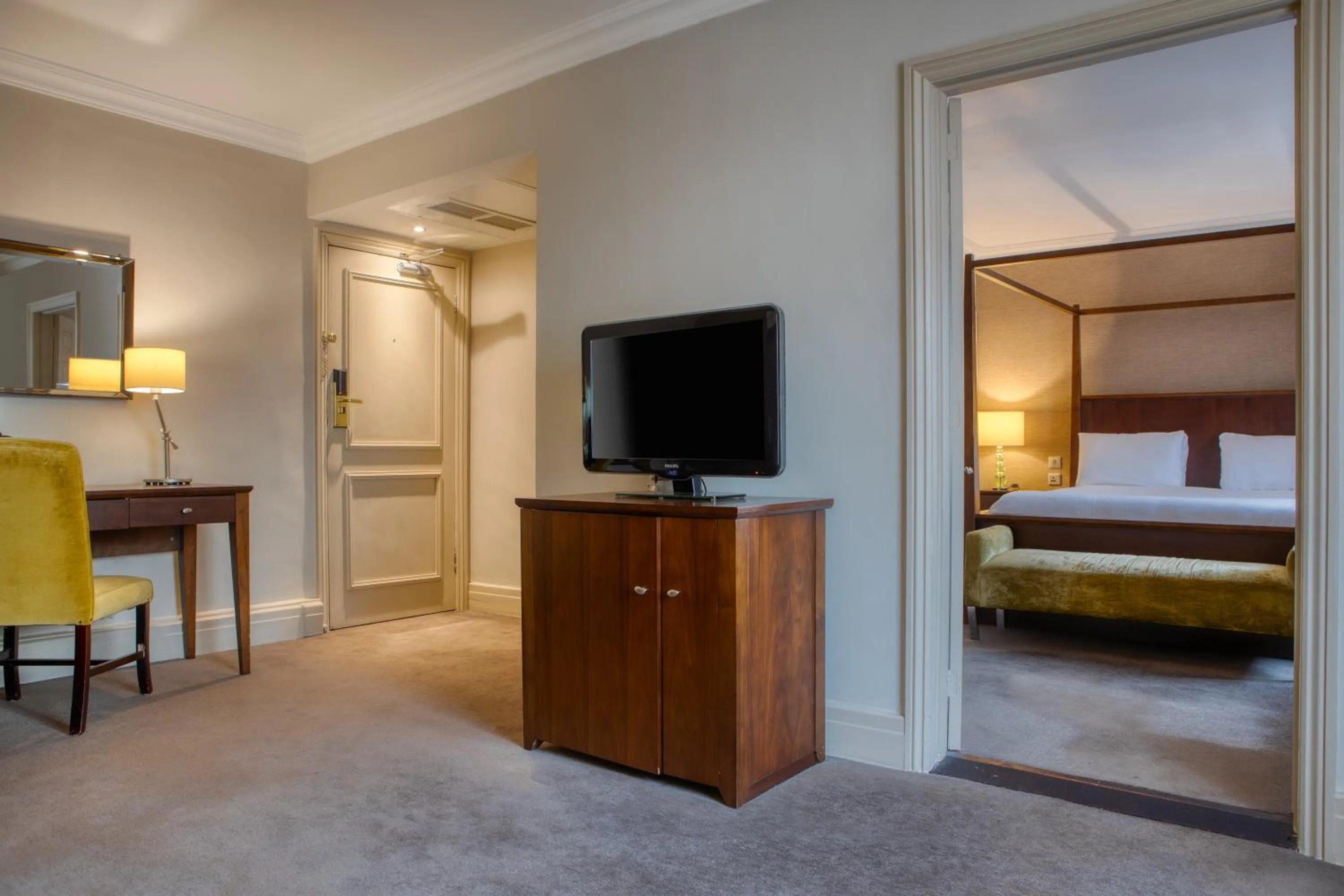 TV and multimedia, Bed in Winchester Wessex Hotel by Sunday