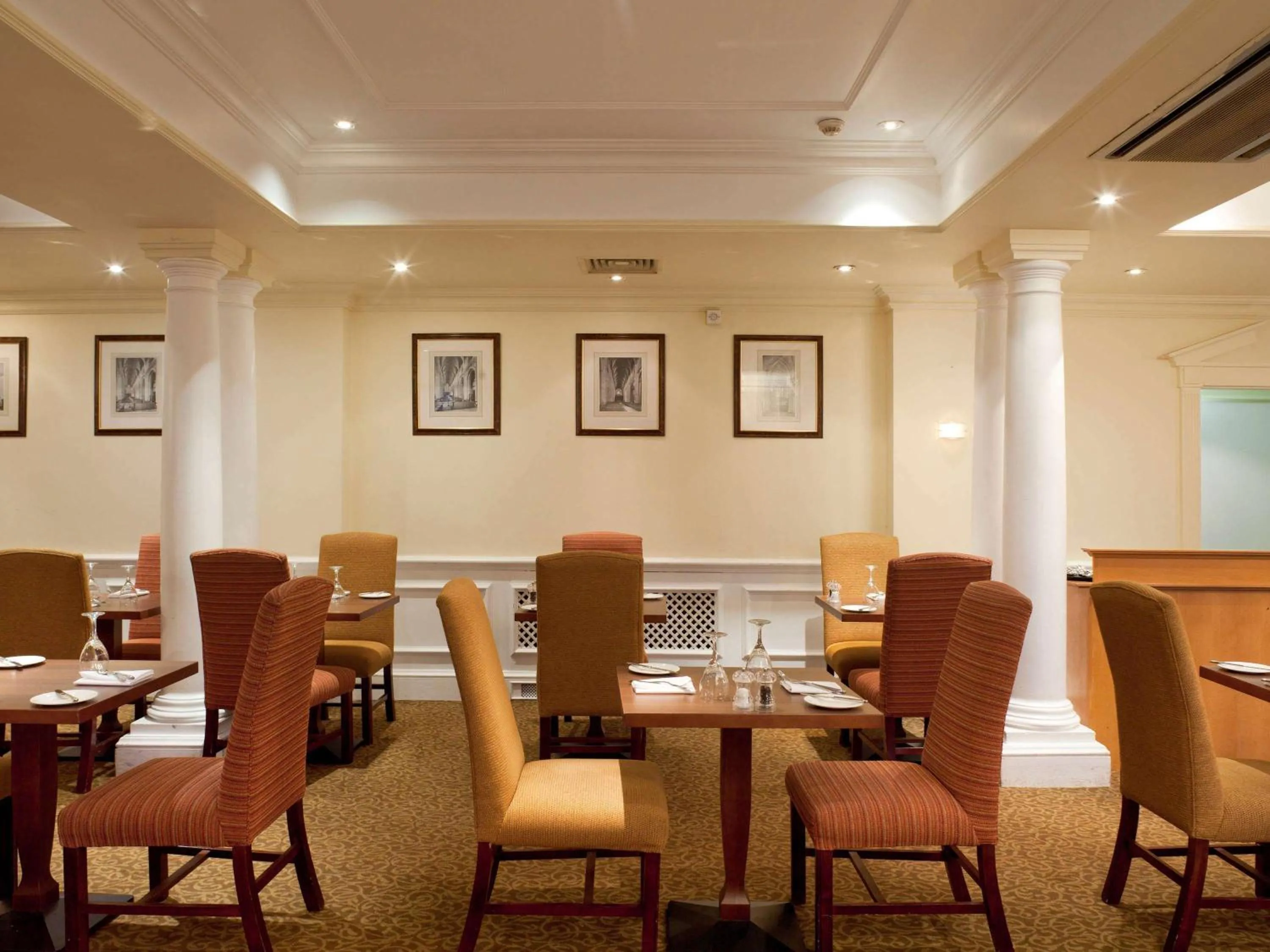 Restaurant/places to eat in Winchester Wessex Hotel by Sunday