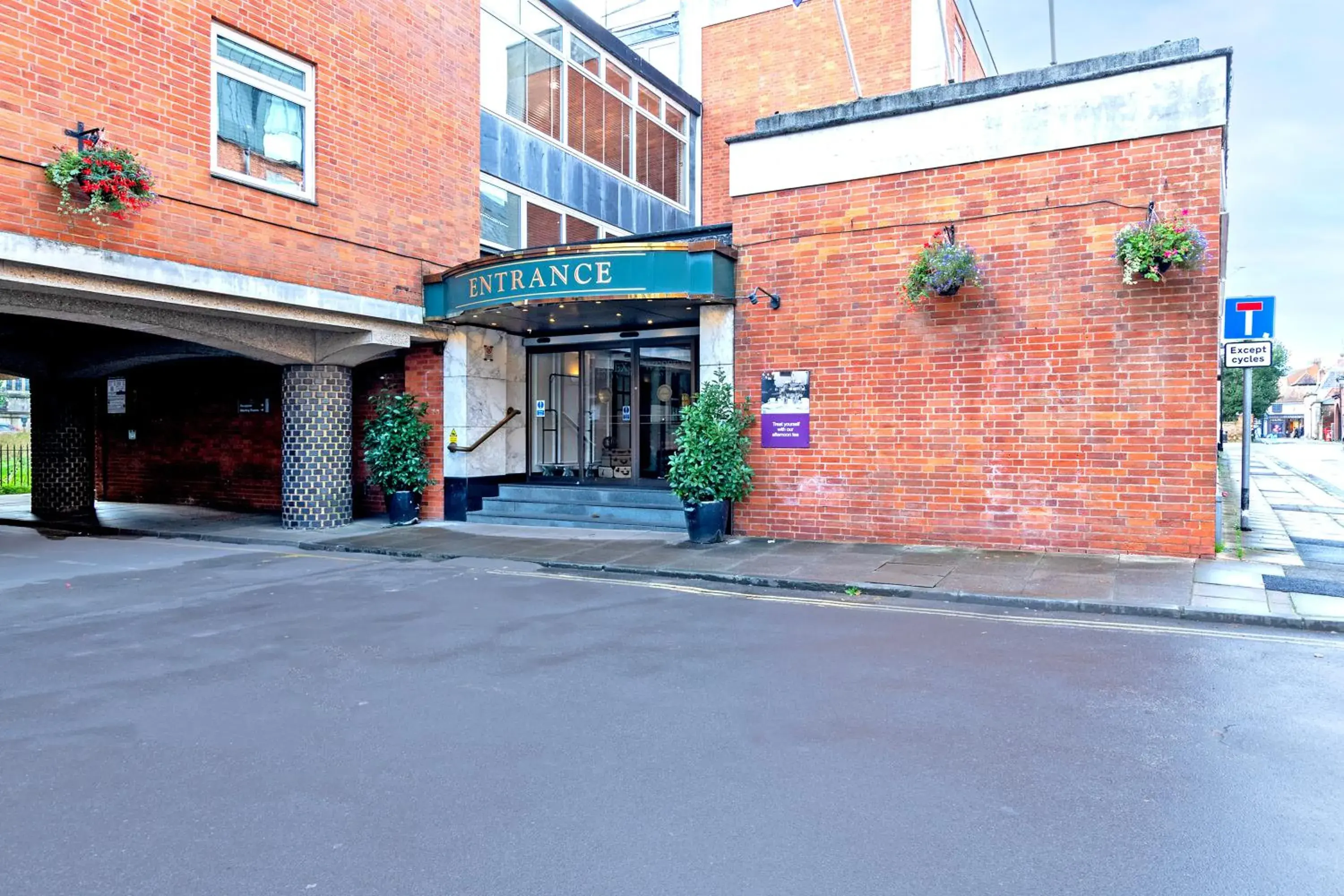 Property building in Winchester Wessex Hotel by Sunday Property building in Winchester Wessex Hotel by Sunday