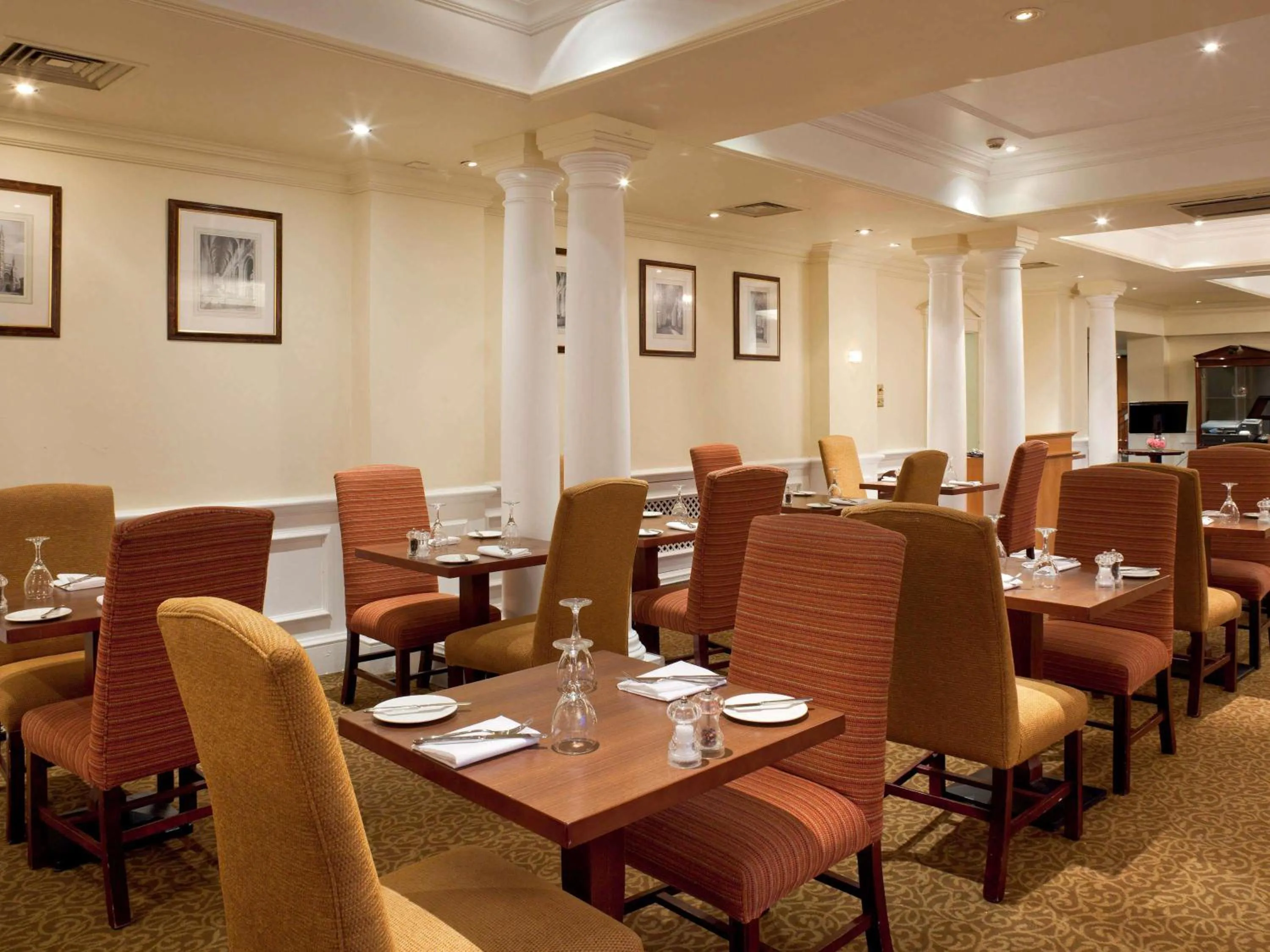 Restaurant/places to eat in Winchester Wessex Hotel by Sunday