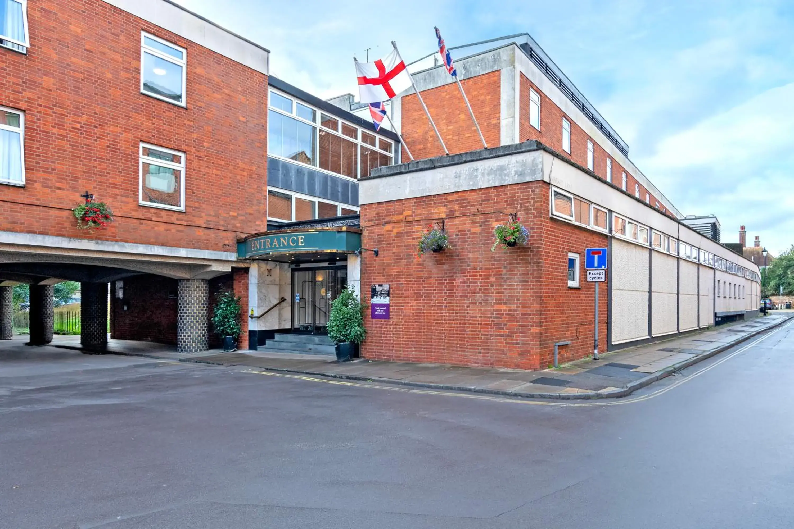 Property building in Winchester Wessex Hotel by Sunday Property building in Winchester Wessex Hotel by Sunday