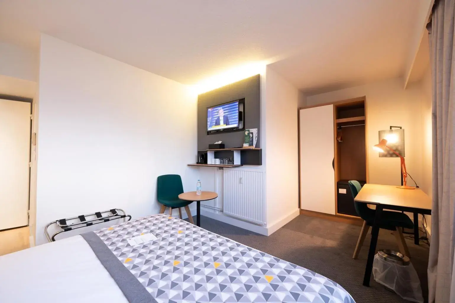 Bedroom, Bed in Holiday Inn Calais-Centre by IHG Bedroom, Bed in Holiday Inn Calais-Centre by IHG