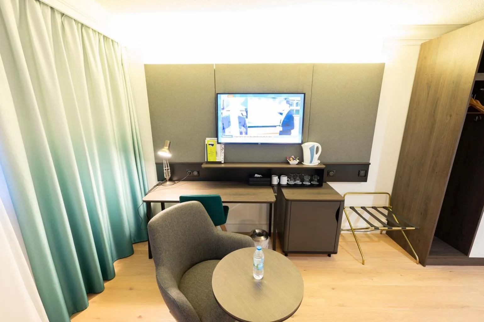 TV and multimedia in Holiday Inn Calais-Centre by IHG