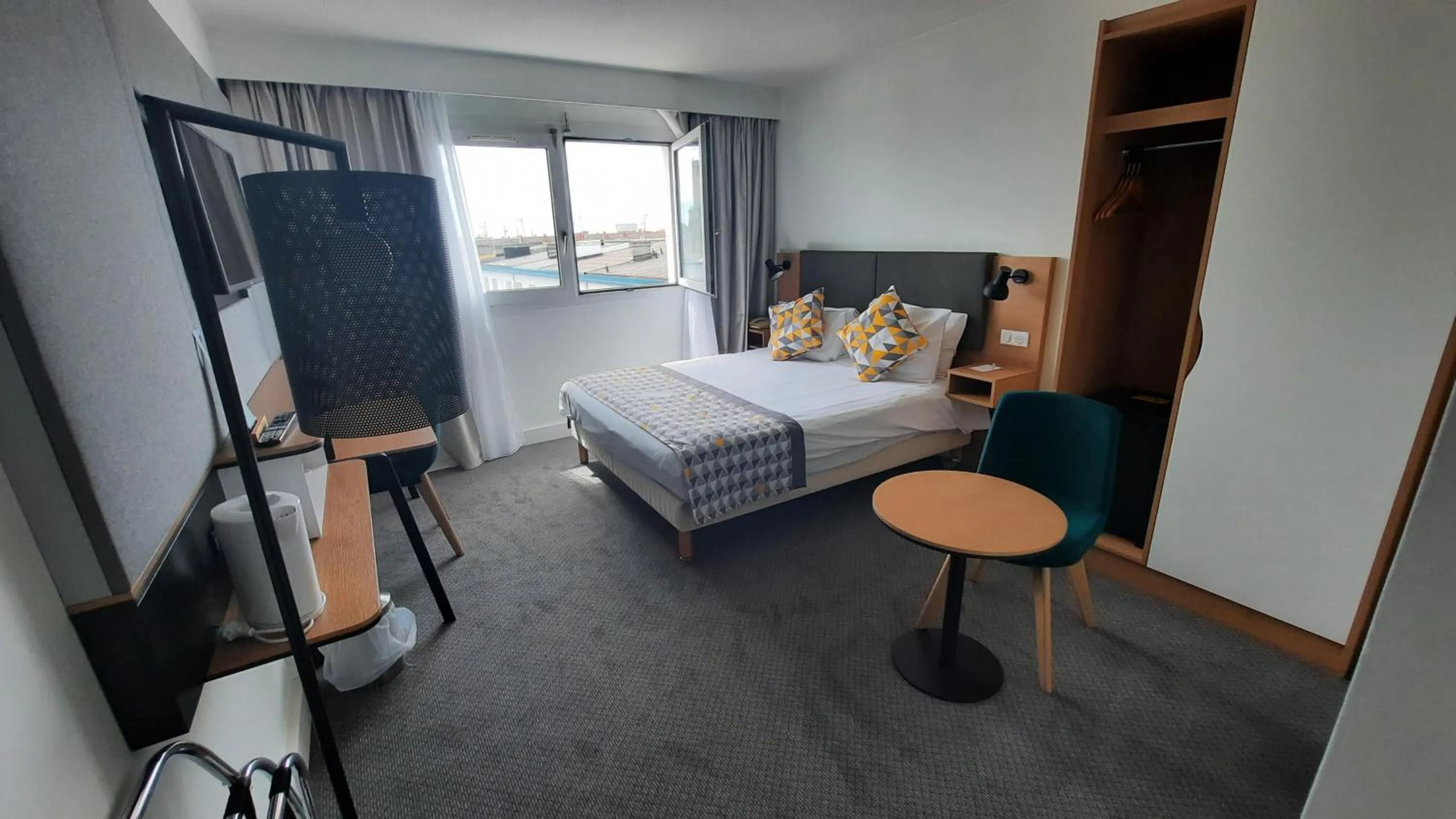 Photo of the whole room, Bed in Holiday Inn Calais-Centre by IHG